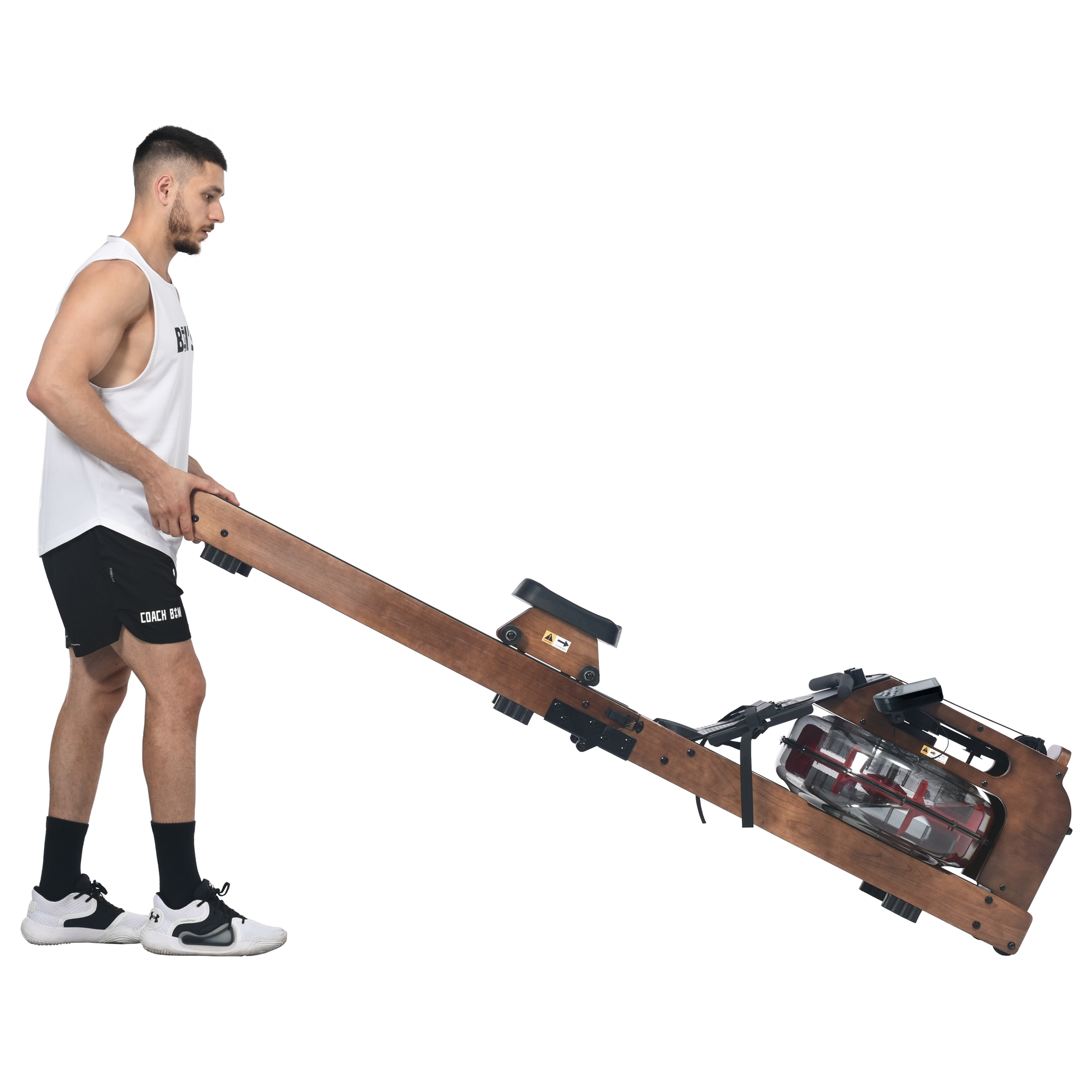 Ein Mann in Trainingskleidung hält eine Rudermaschine aus Holz und bereitet sich darauf vor, sie zu bewegen.