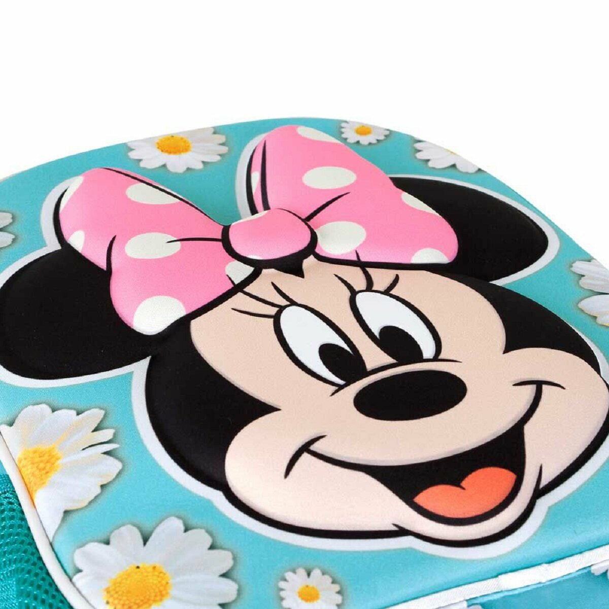 Nahaufnahme eines Minnie Mouse Rucksacks mit rosa Schleife und Gänseblümchen. Hintergrund: Weiß.
