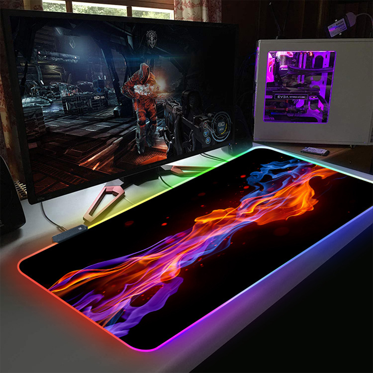 Gaming-Mauspad mit farbenfrohem Feuerdesign und beleuchteten Kanten. Monitor und Computer auf dem Schreibtisch.