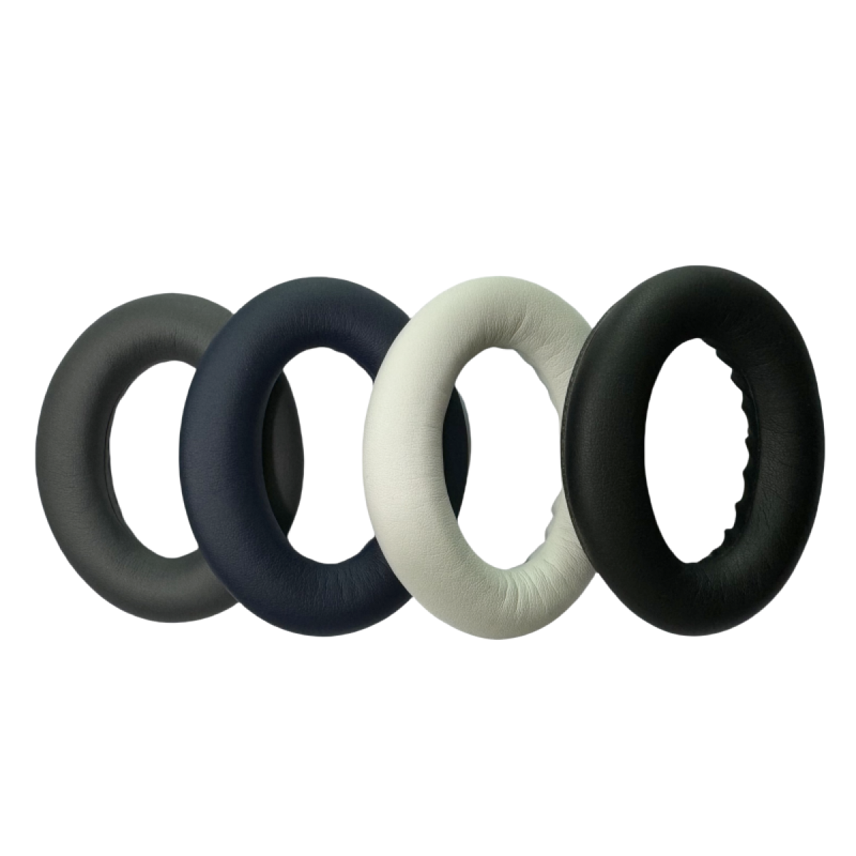 Cztery nauszniki. Ciemnoszary, ciemnoniebieski, biały i czarny, w rzędzie.