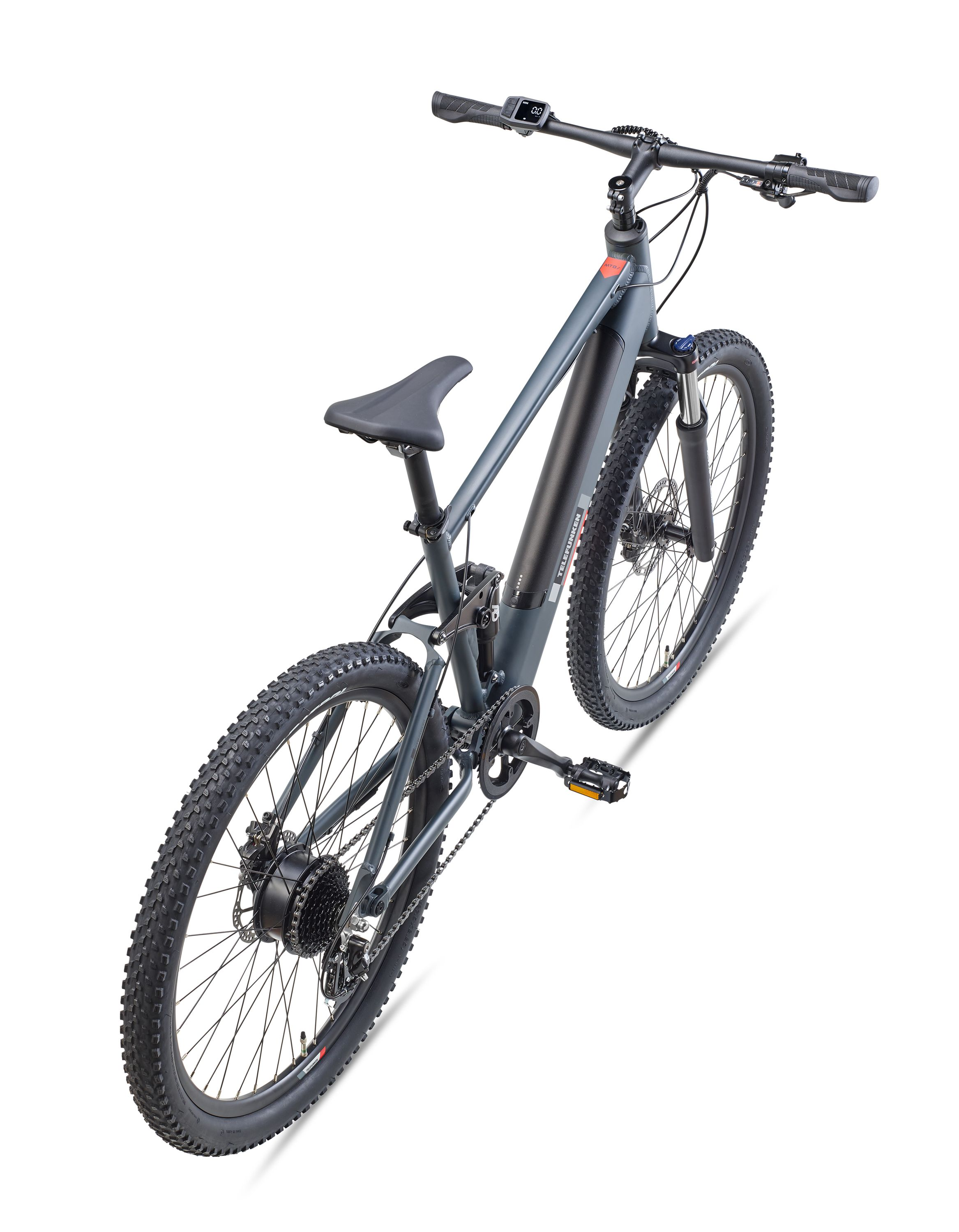 Ein graues elektrisches Mountainbike von oben betrachtet. Das Fahrrad steht auf einer weißen Oberfläche.