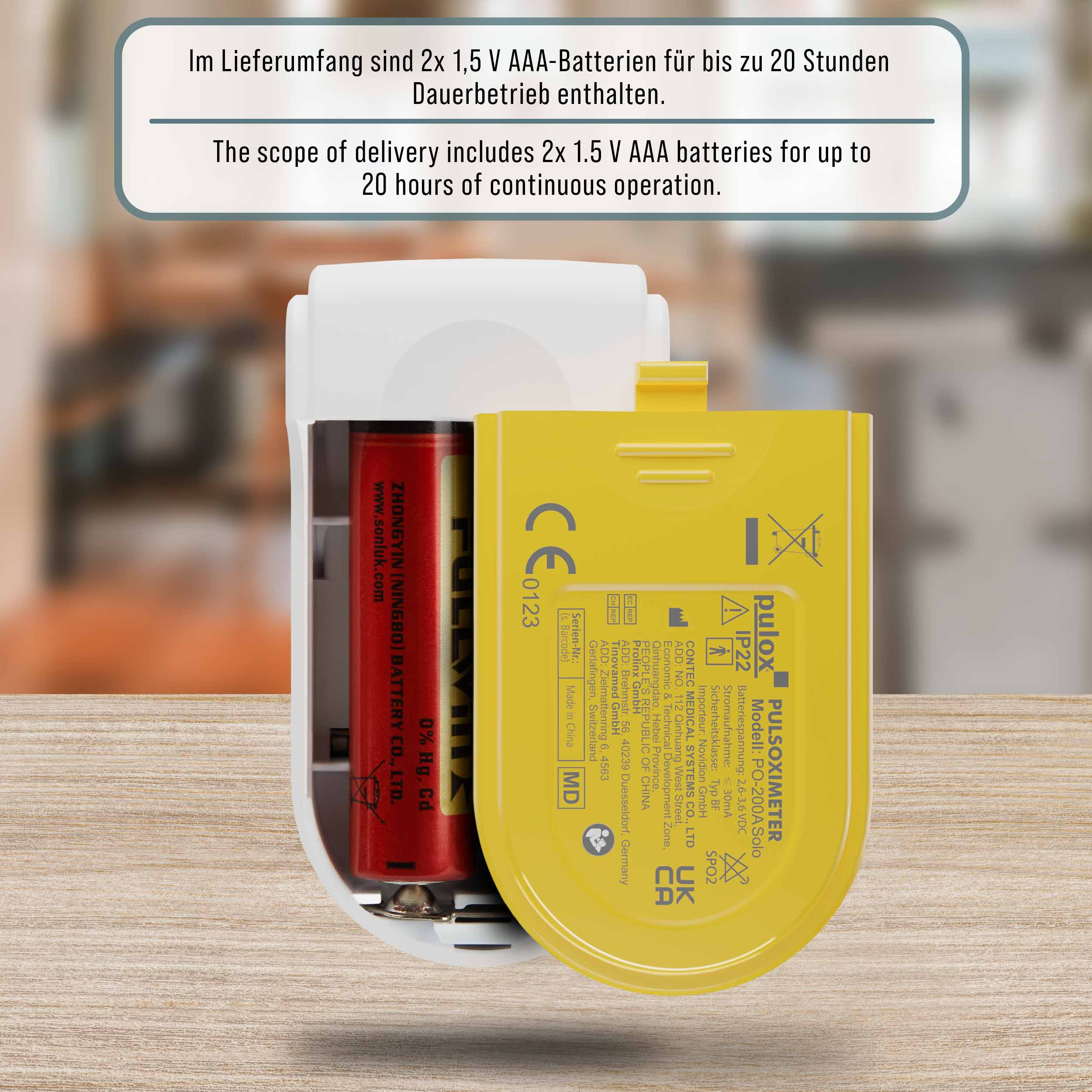Offenes Batteriefach eines gelb-weißen medizinischen Geräts mit roter Batterie innen.