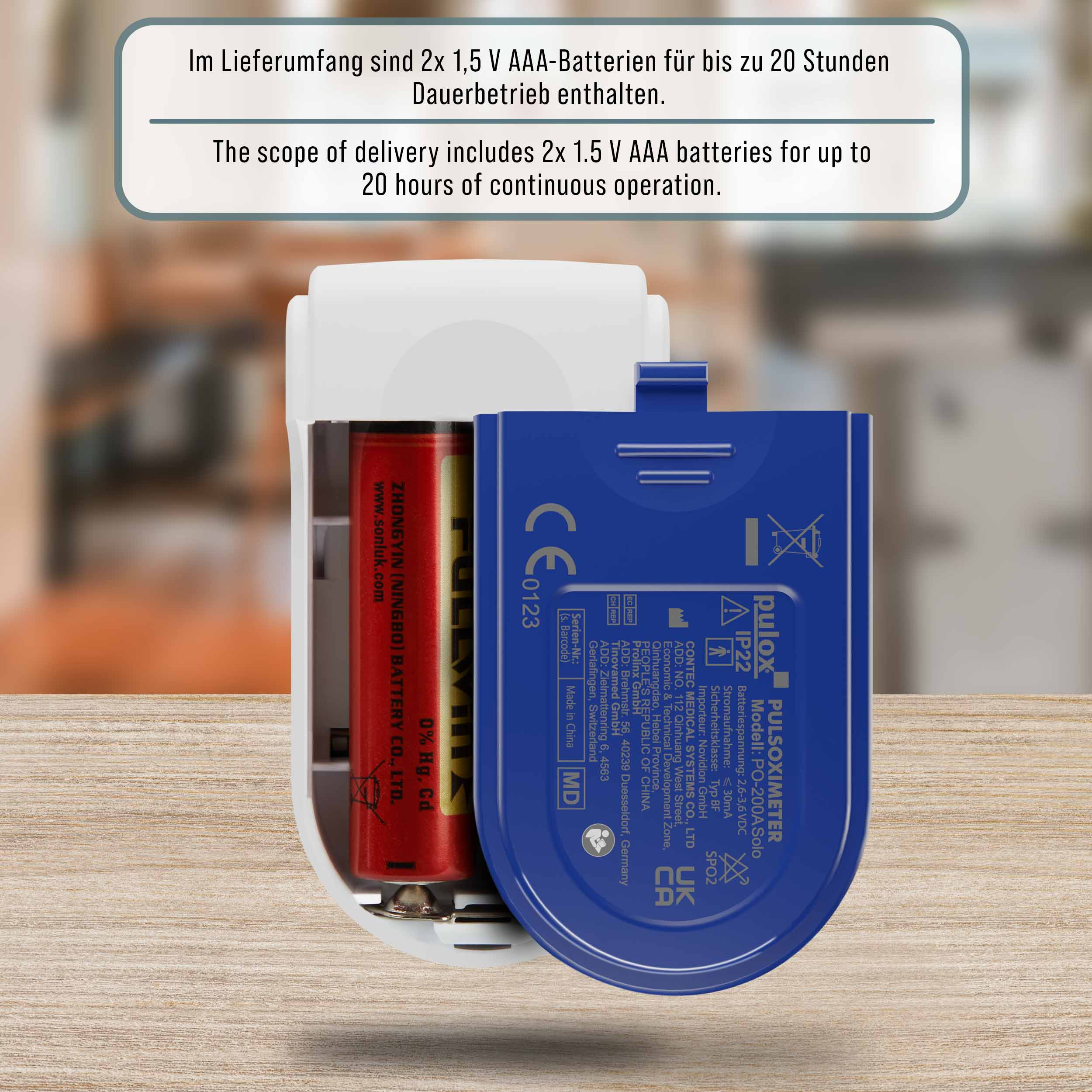Offenes Gerät mit roter Batterie und blauem Panel mit Spezifikationen.