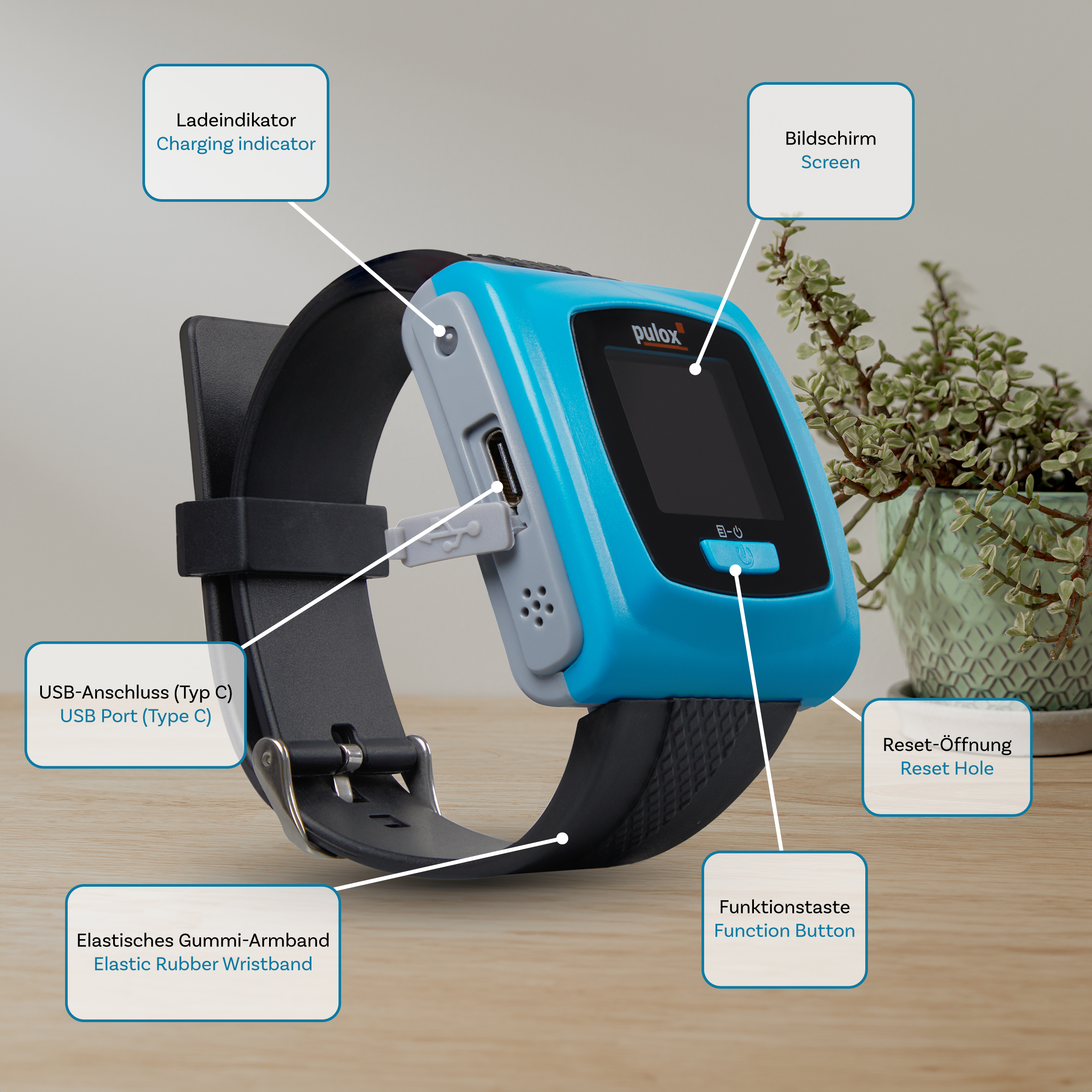 Blaue und schwarze Smartwatch mit Beschriftungen. Das Armband ist schwarz. USB-Anschluss und Funktionstaste sichtbar.