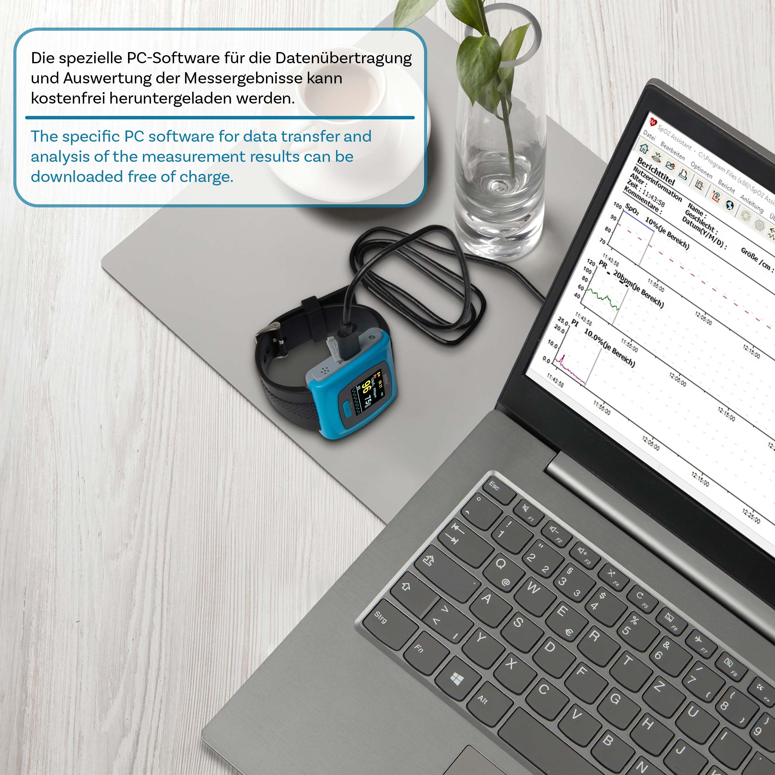 Laptop auf einem Schreibtisch mit Smartwatch, Tasse und Text. Der Bildschirm zeigt Daten.