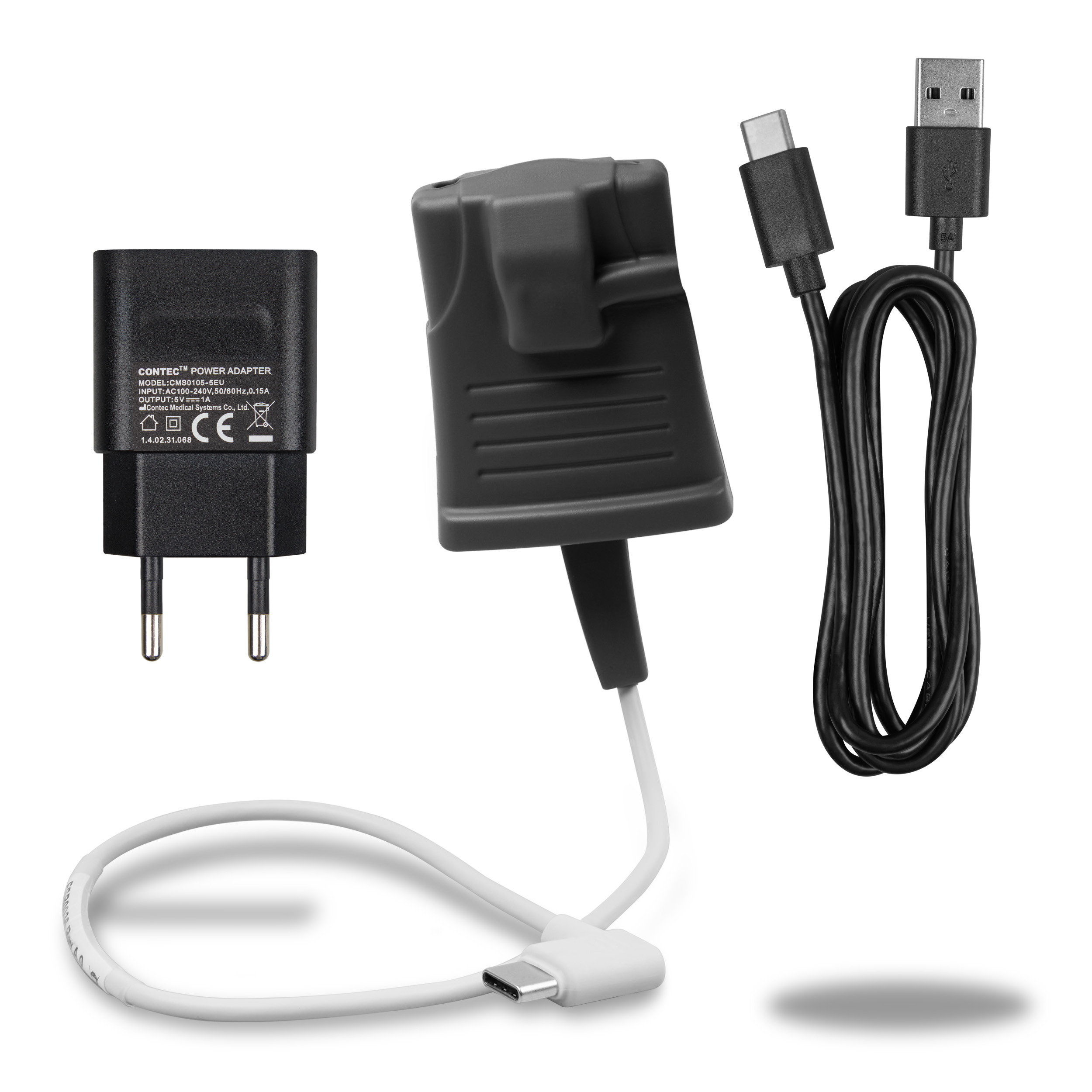 Schwarzes Netzteil, Ladegerät und Kabel mit USB- und USB-C-Anschluss. Weißer Hintergrund.