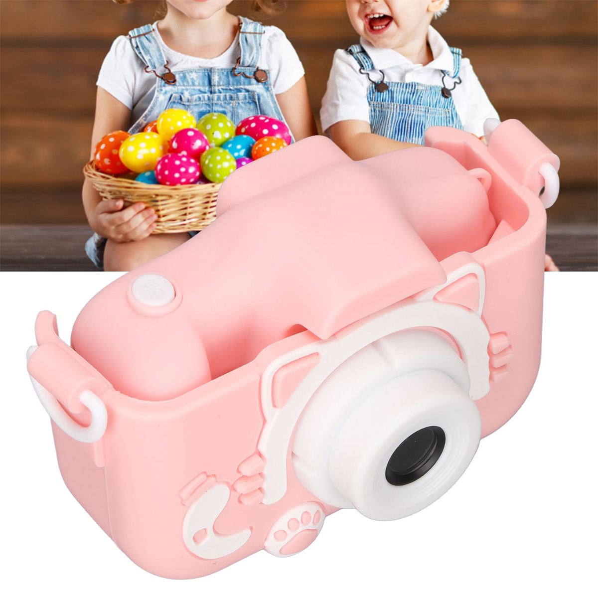 Zwei Kinder mit einer rosa Kamera in einem katzenförmigen Gehäuse und einem Korb mit bunten Ostereiern.