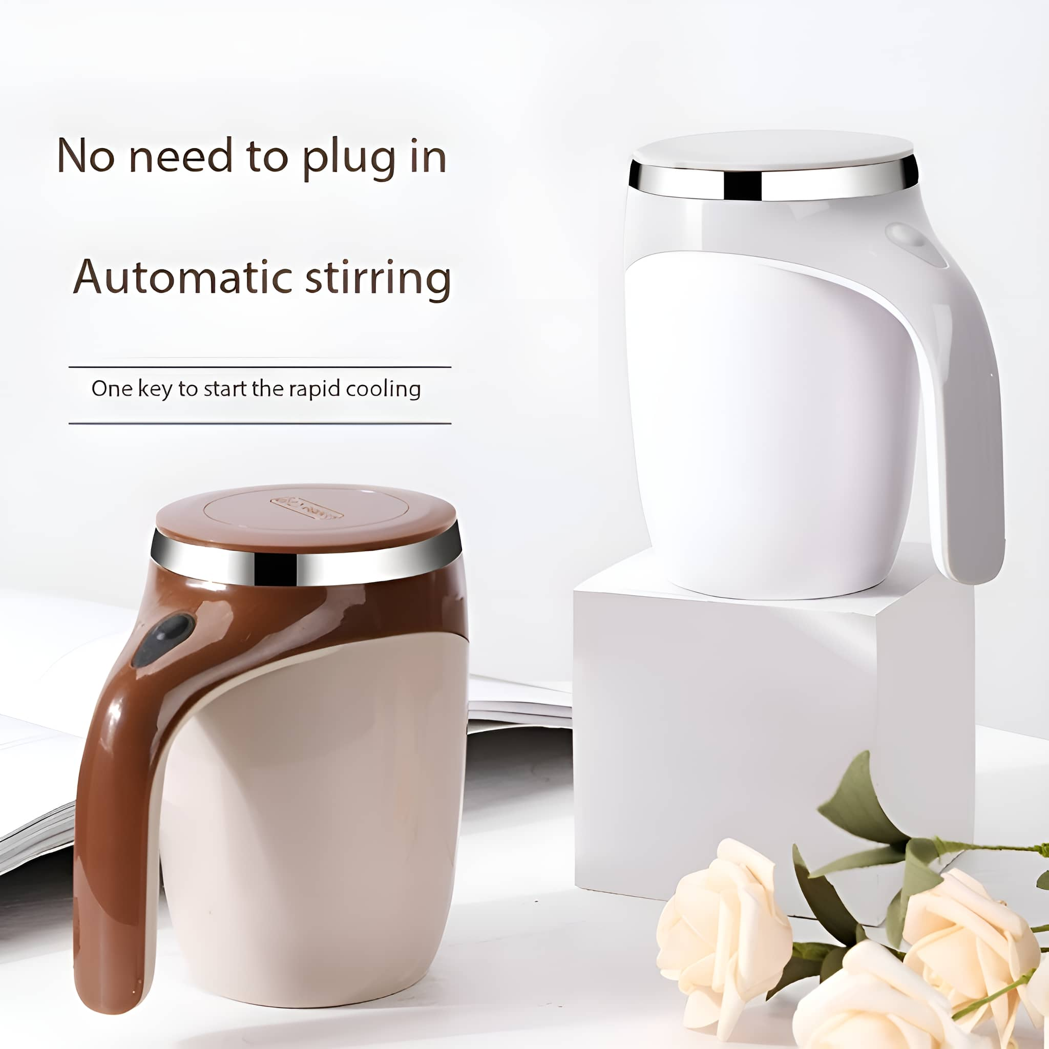 Zwei automatische Rührmugs. Einer ist braun, der andere weiß. Beide auf weißen Würfeln.