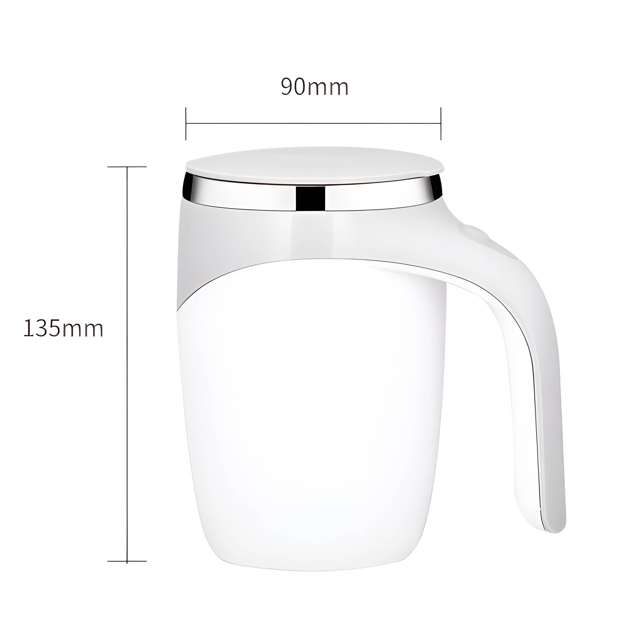 Weißer Becher mit Henkel und Deckel, misst 135mm hoch, 90mm breit, weißer Hintergrund.