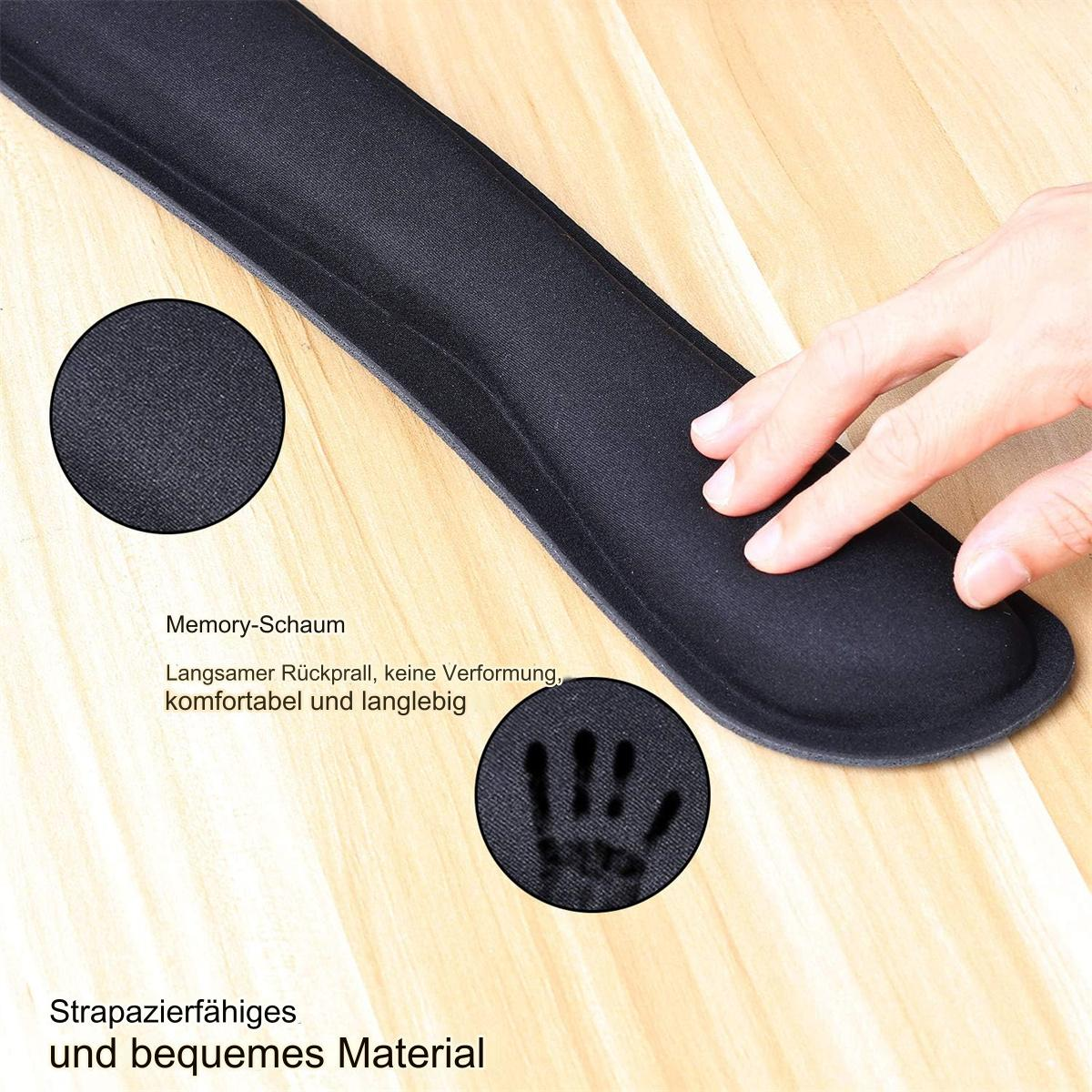 Eine schwarze Handgelenkauflage auf einer Holzoberfläche. Details des Materials werden in Nahaufnahmen gezeigt.