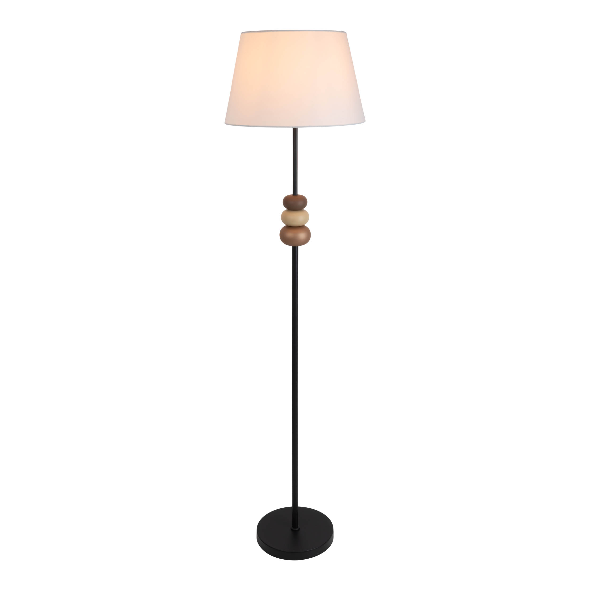 Eine schwarze Stehlampe mit weißem Lampenschirm und Holzperlen am Stab, weißer Hintergrund.