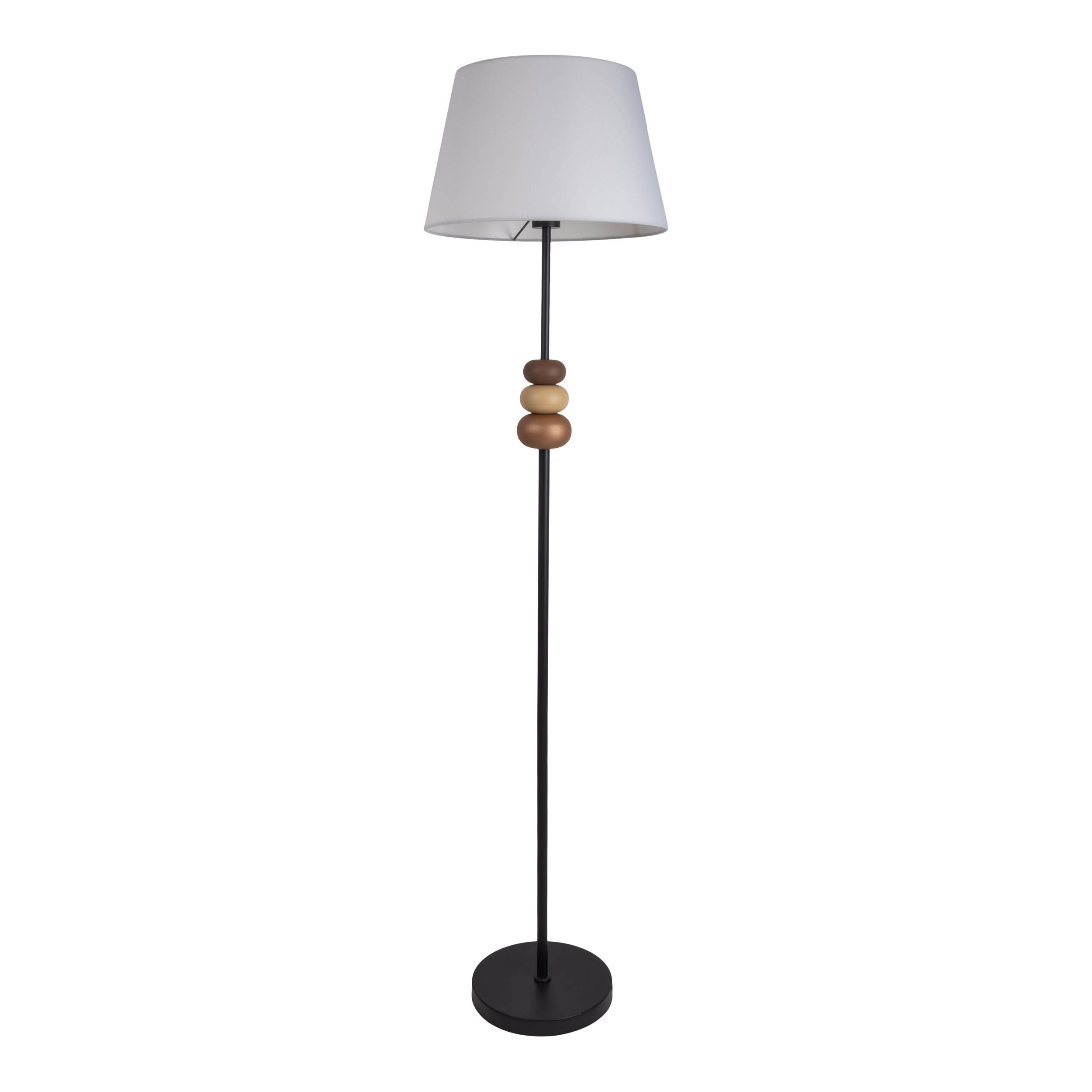 Hohe Stehlampe mit weißem Lampenschirm, Holz- und schwarzen Elementen. Weißer Hintergrund.