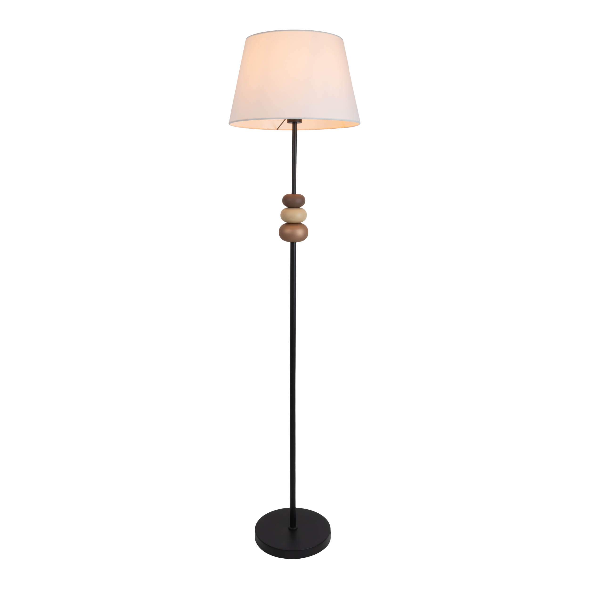 Eine hohe Stehlampe mit weißem Lampenschirm und Holzakzenten.