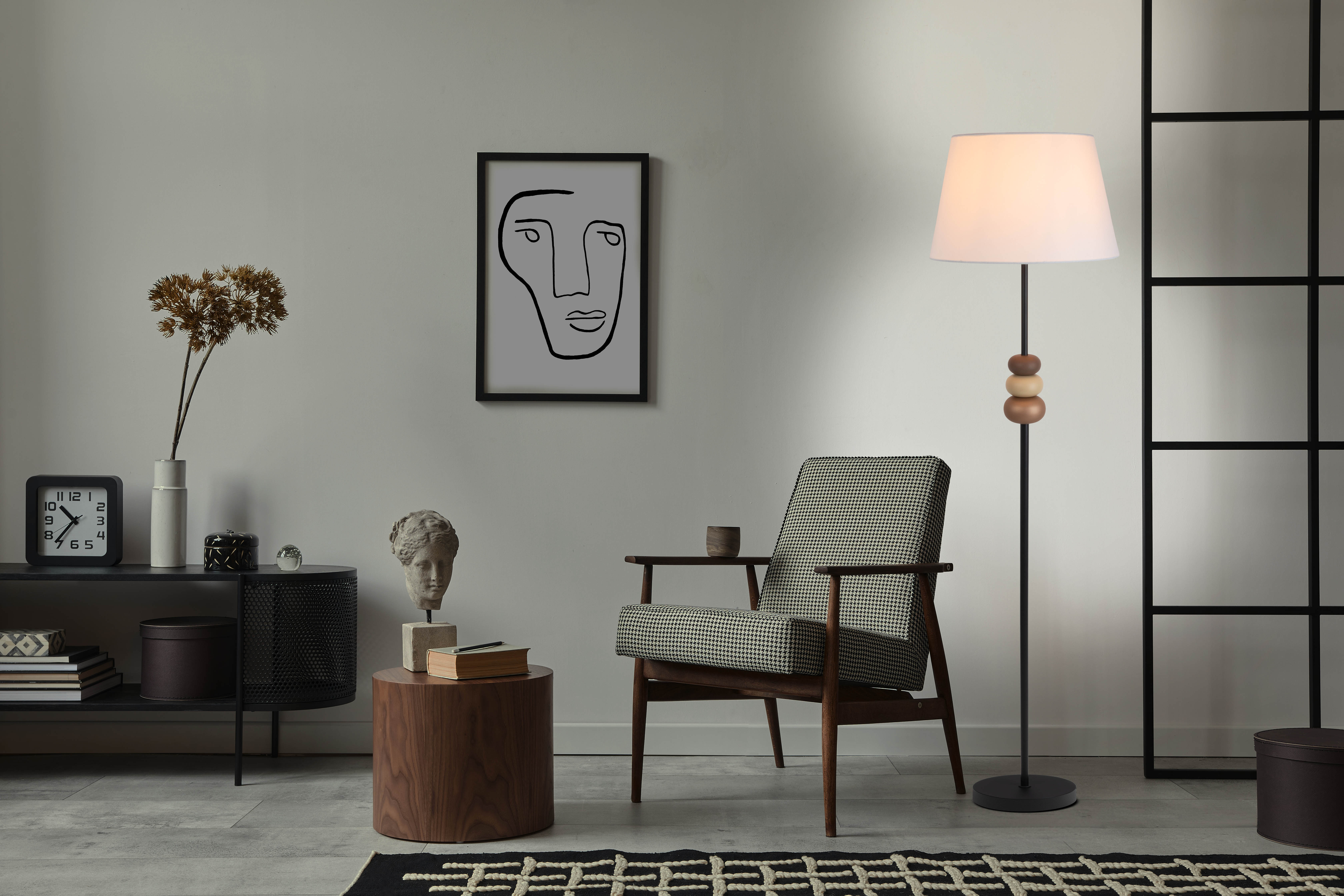 Innenszene mit Lampe, Sessel und Kunstwerk. Neutrales Farbschema, Holzboden.