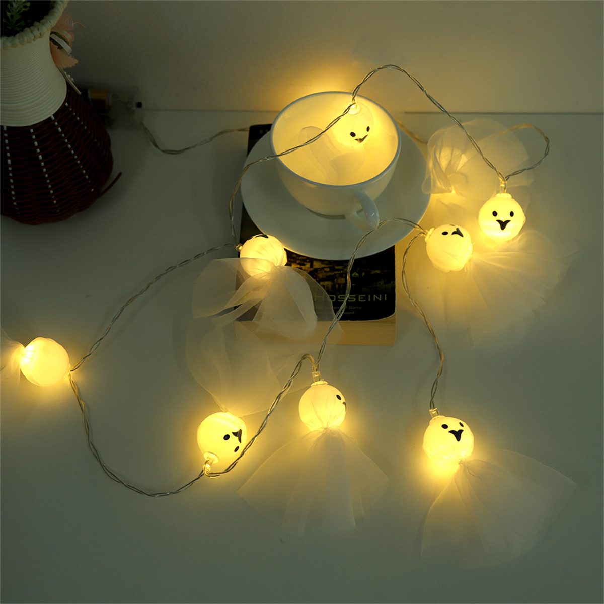 Lichterkette mit geisterförmigen Lichtern auf einer Oberfläche.