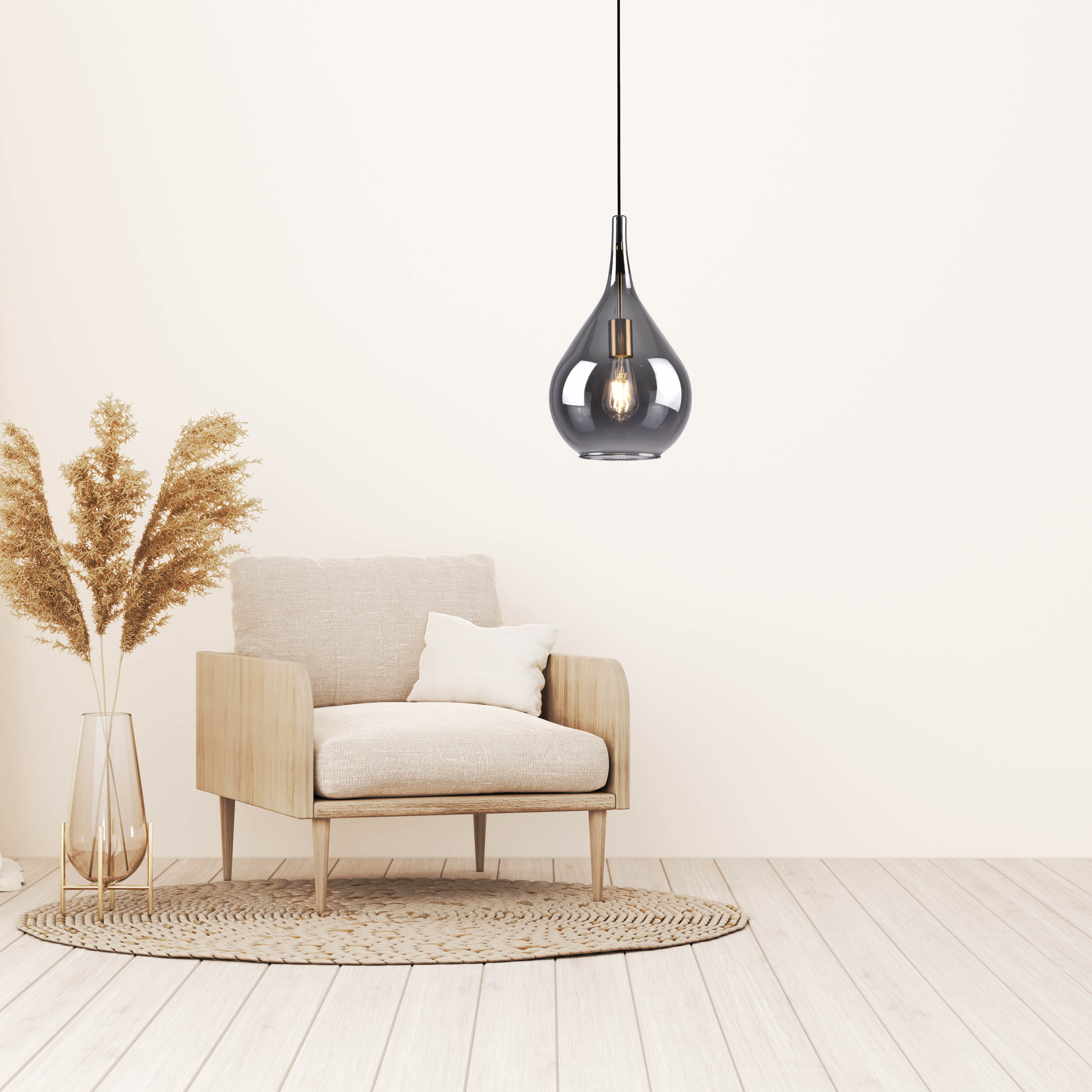 Modernes Interieur mit Hängelampe über beigem Stuhl und Holzboden.