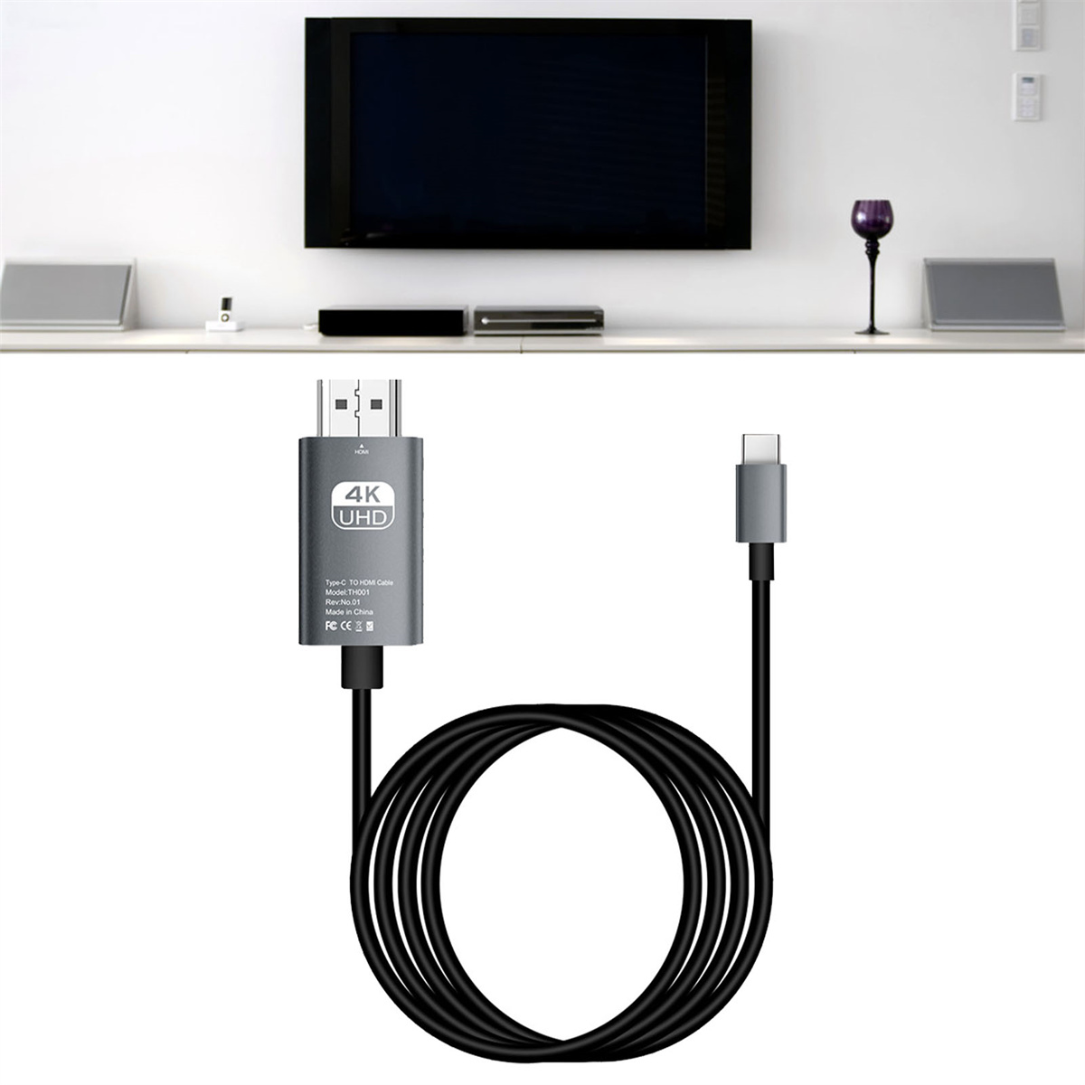 HDMI-zu-USB-C-Kabel mit Fernseher im Hintergrund. Weiße Wand und Regal sichtbar.