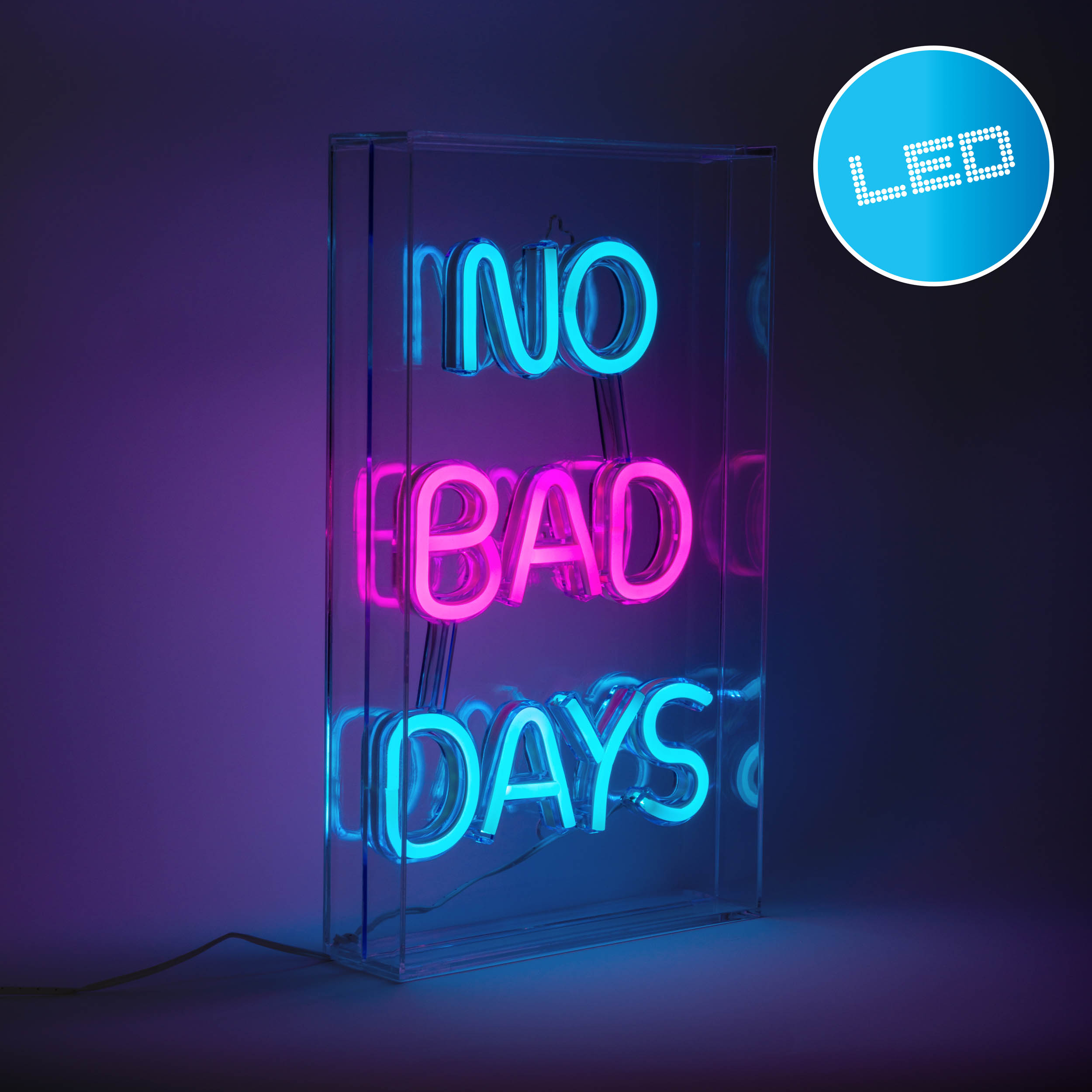Neon-Schild in einer durchsichtigen Box, liest 'NO BAD DAYS' in blauem und pinkfarbenem Neon. Beleuchtet mit LED.
