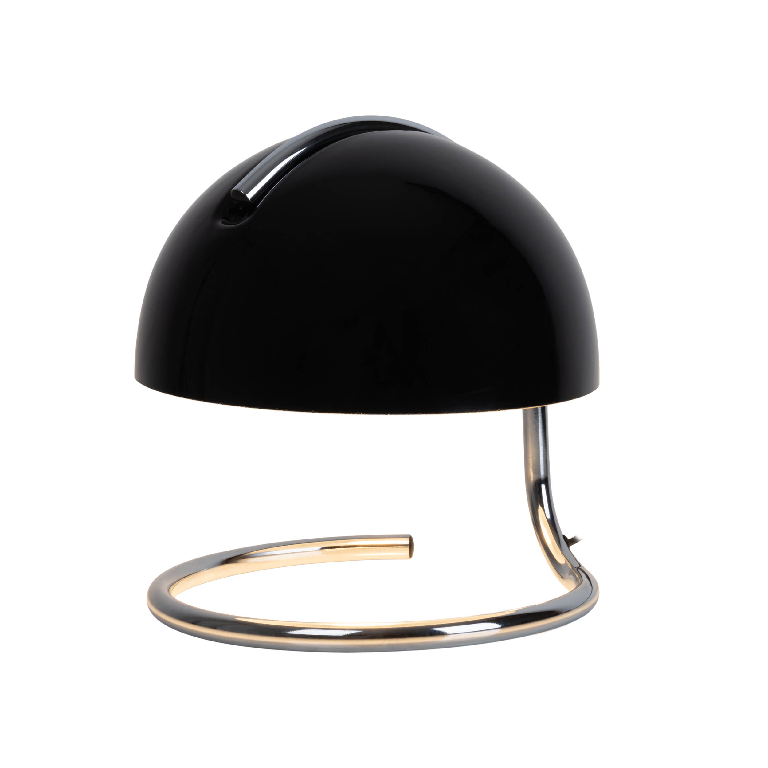 Schwarze, kuppelförmige Lampe mit Chromfuß. Sie hat ein modernes Design und steht auf weißem Grund.
