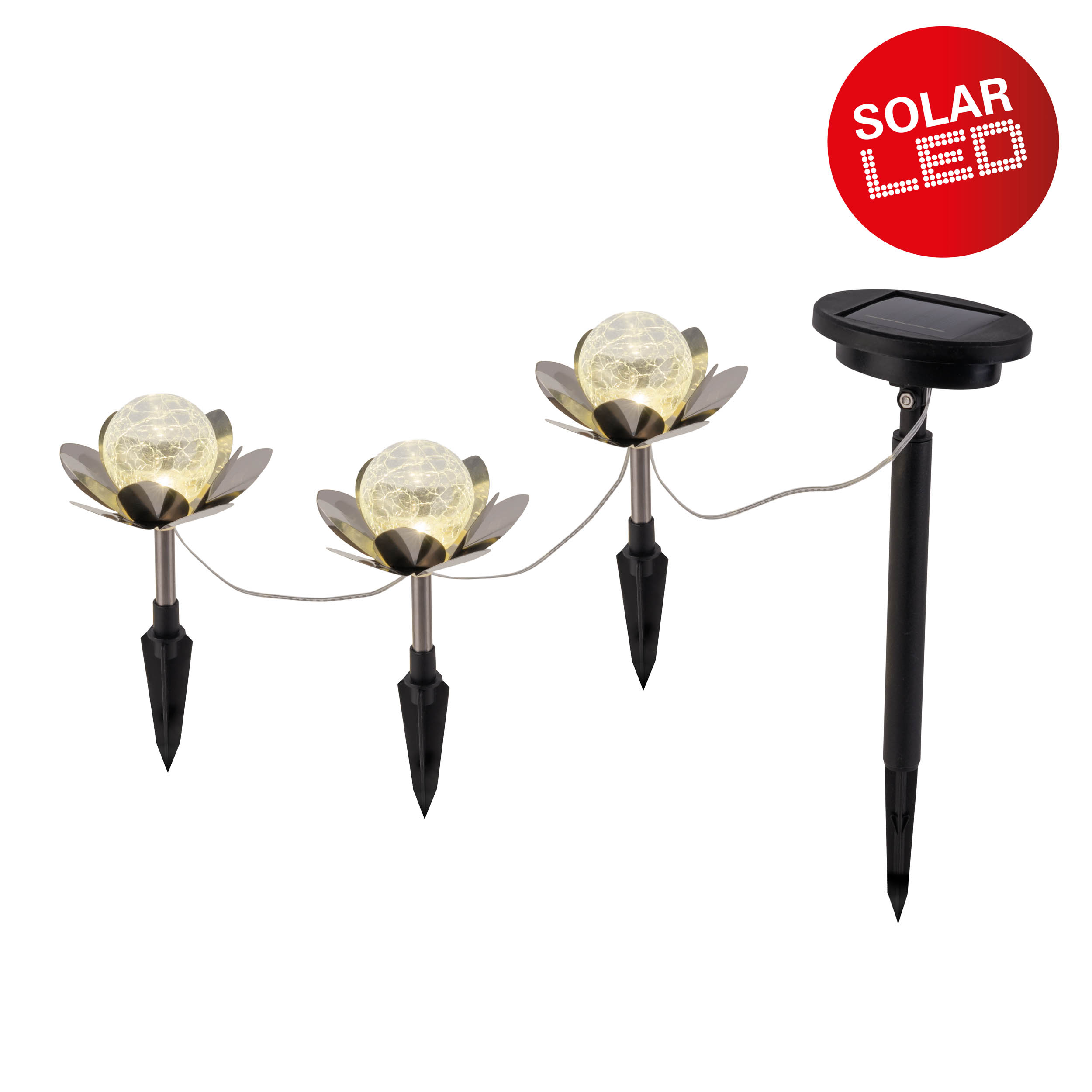 Drei solarbetriebene Gartenleuchten mit blütenförmigen Aufsätzen und ein Solarpanel im Hintergrund.