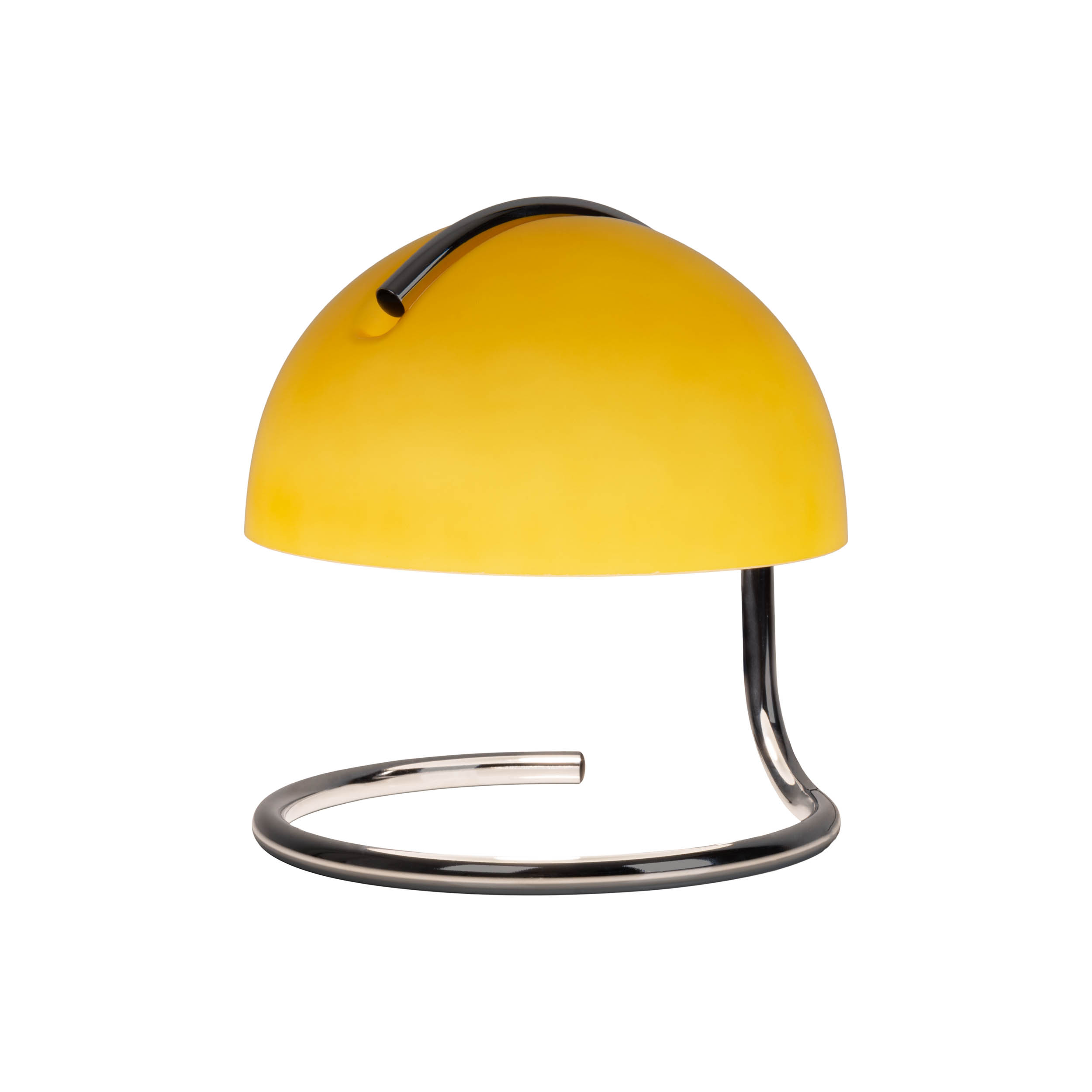 Gelbe Lampe mit silbernem Fuß, gebogenem Metallarm. Weißer Hintergrund.
