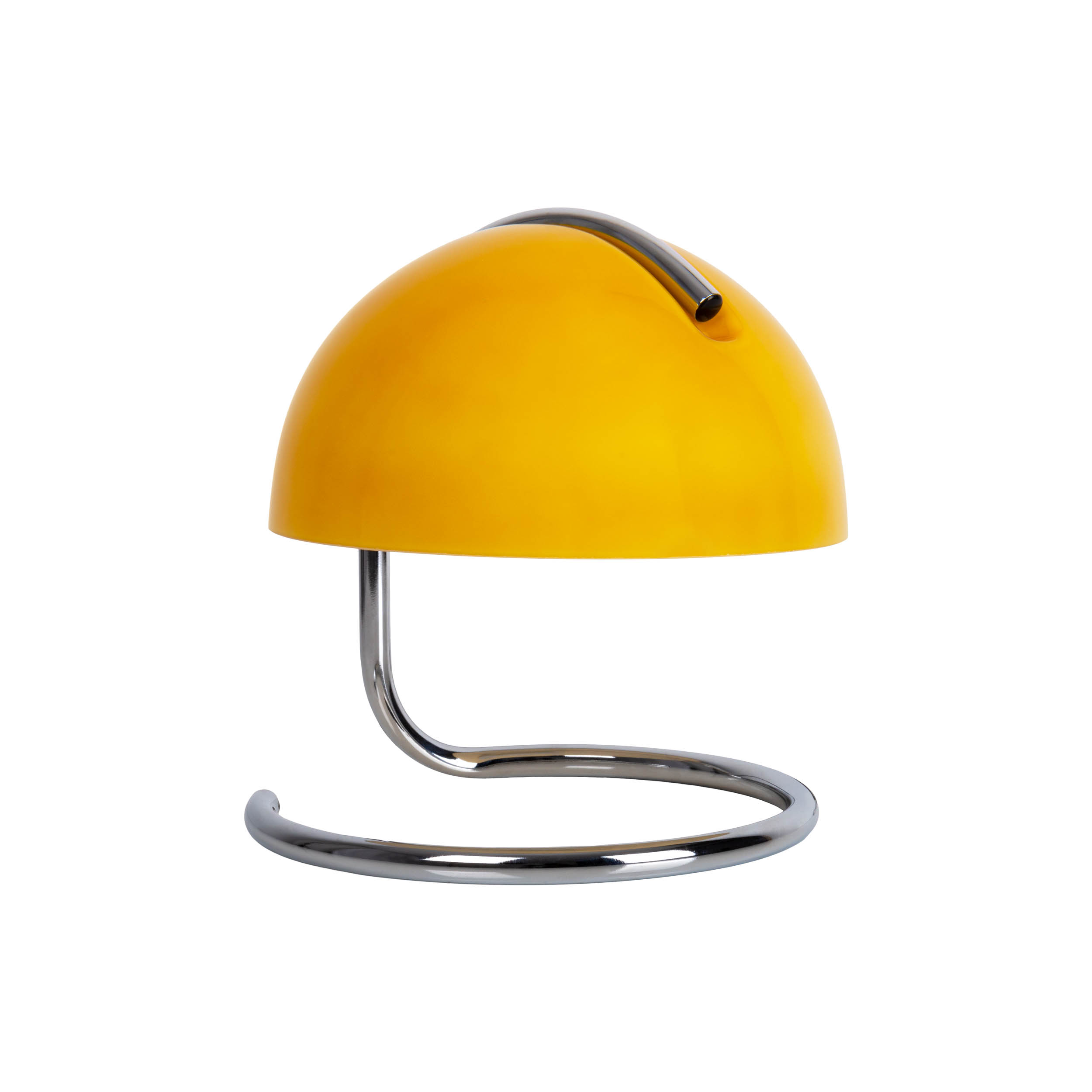Eine gelbe, kuppelförmige Schreibtischlampe mit einem verchromten, gebogenen Ständer auf weißem Hintergrund.