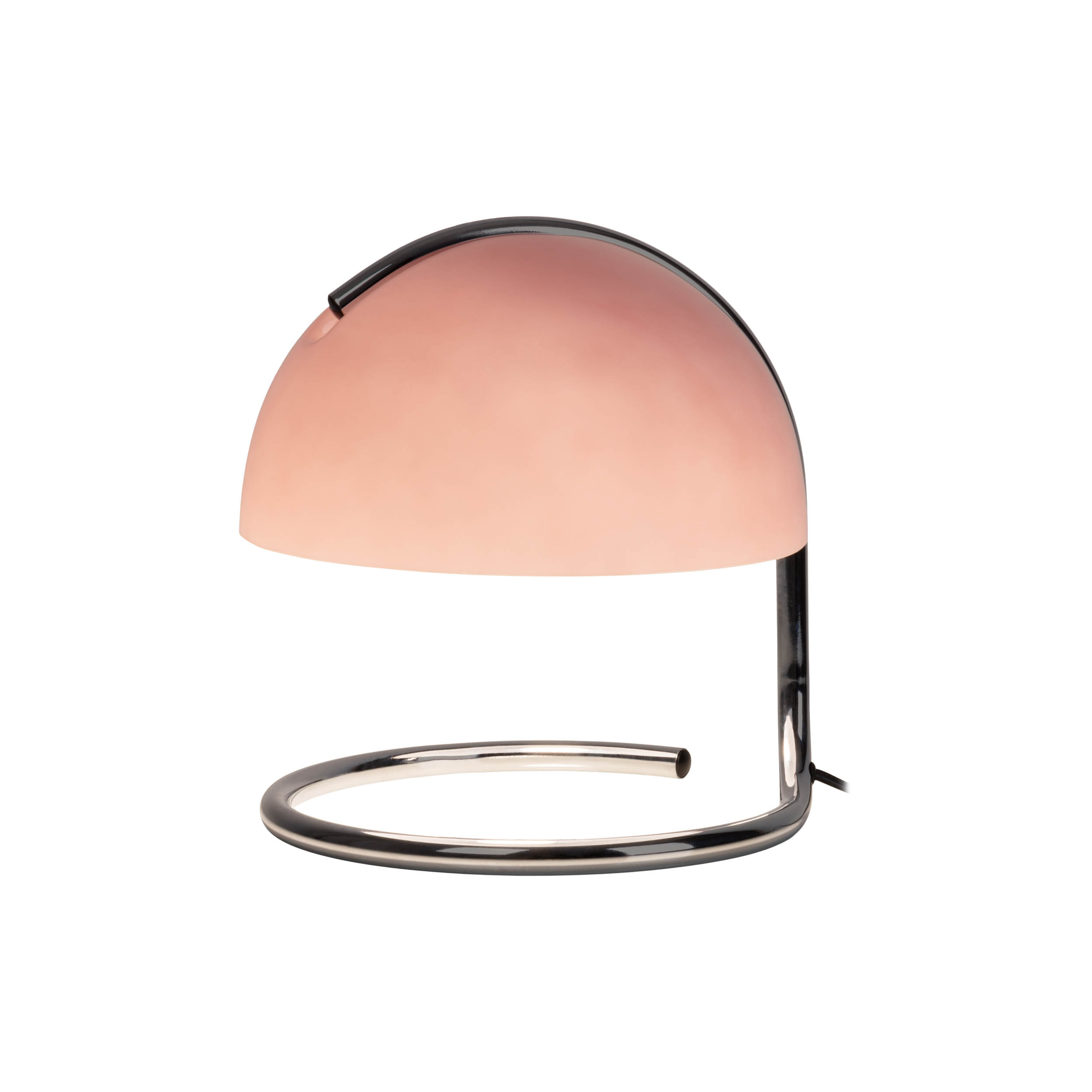 Eine rosa, gebogene Schreibtischlampe mit Chromfuß und schwarzem Rand auf weißem Hintergrund.