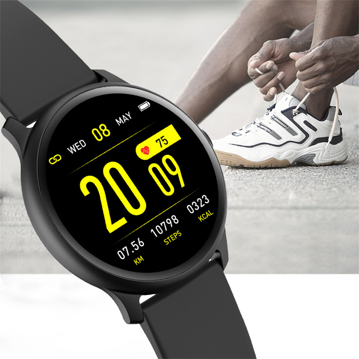 Eine schwarze Smartwatch mit Daten: Zeit, Datum, Herzfrequenz, Schritte und Kalorien, Person bindet Schuhe.