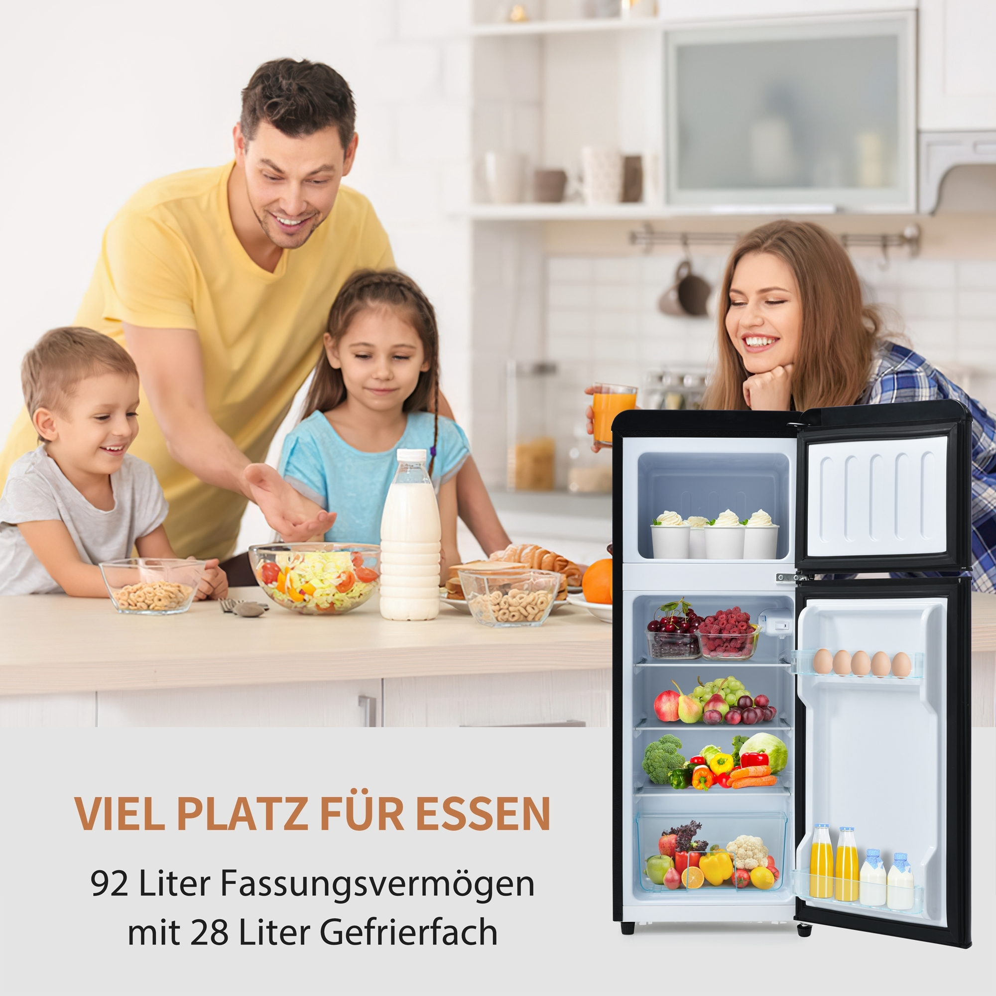 Eine Familie betrachtet einen Kühlschrank. Kühlschrank hat Essen drin und Text auf Deutsch.
