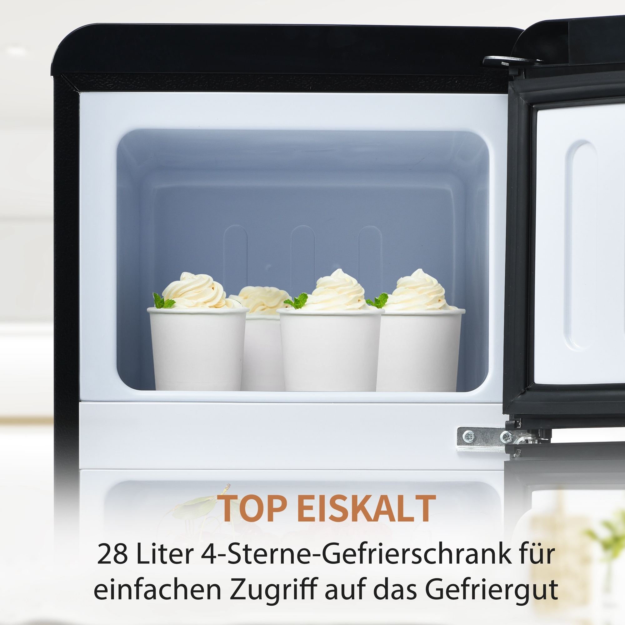 Kleiner schwarzer Kühlschrank mit Eisbechern. Weiße Becher mit Eiscreme.