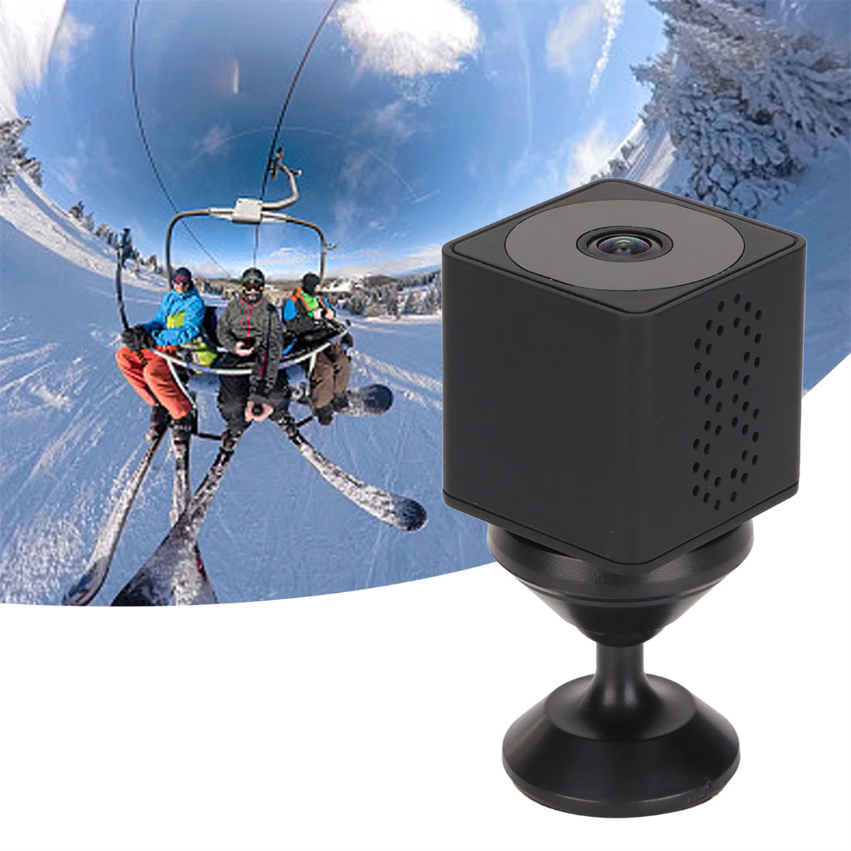 Schwarze Würfelkamera auf schwarzem Ständer mit Skifahrern im Hintergrund.