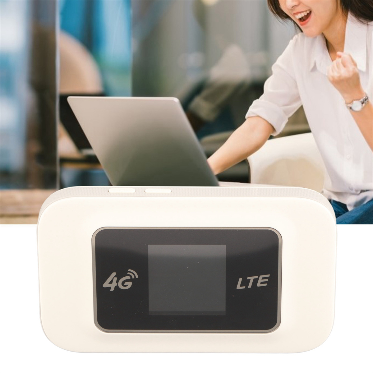 Ein weißer 4G-LTE-WLAN-Hotspot steht im Fokus. Im Hintergrund nutzt eine Frau einen Laptop.