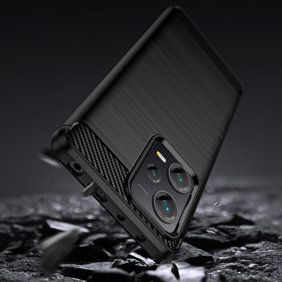 Custodia nera per telefono su sfondo nero. La sezione fotocamera del telefono è visibile, con 3 obiettivi.