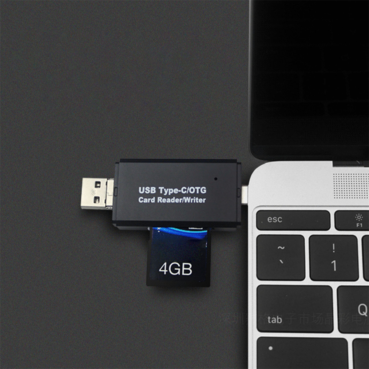 Ein schwarzer USB-C Kartenleser/Schreiber ist an einen Laptop angeschlossen. Eine 4GB Karte ist eingesetzt.