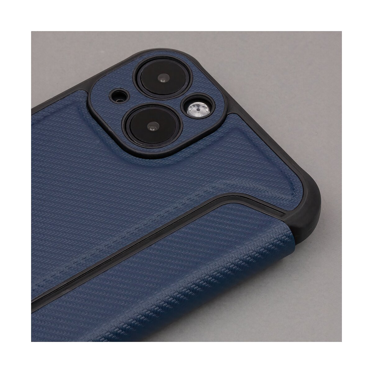 Primo piano di una custodia per telefono blu navy con lenti della fotocamera e finiture nere.