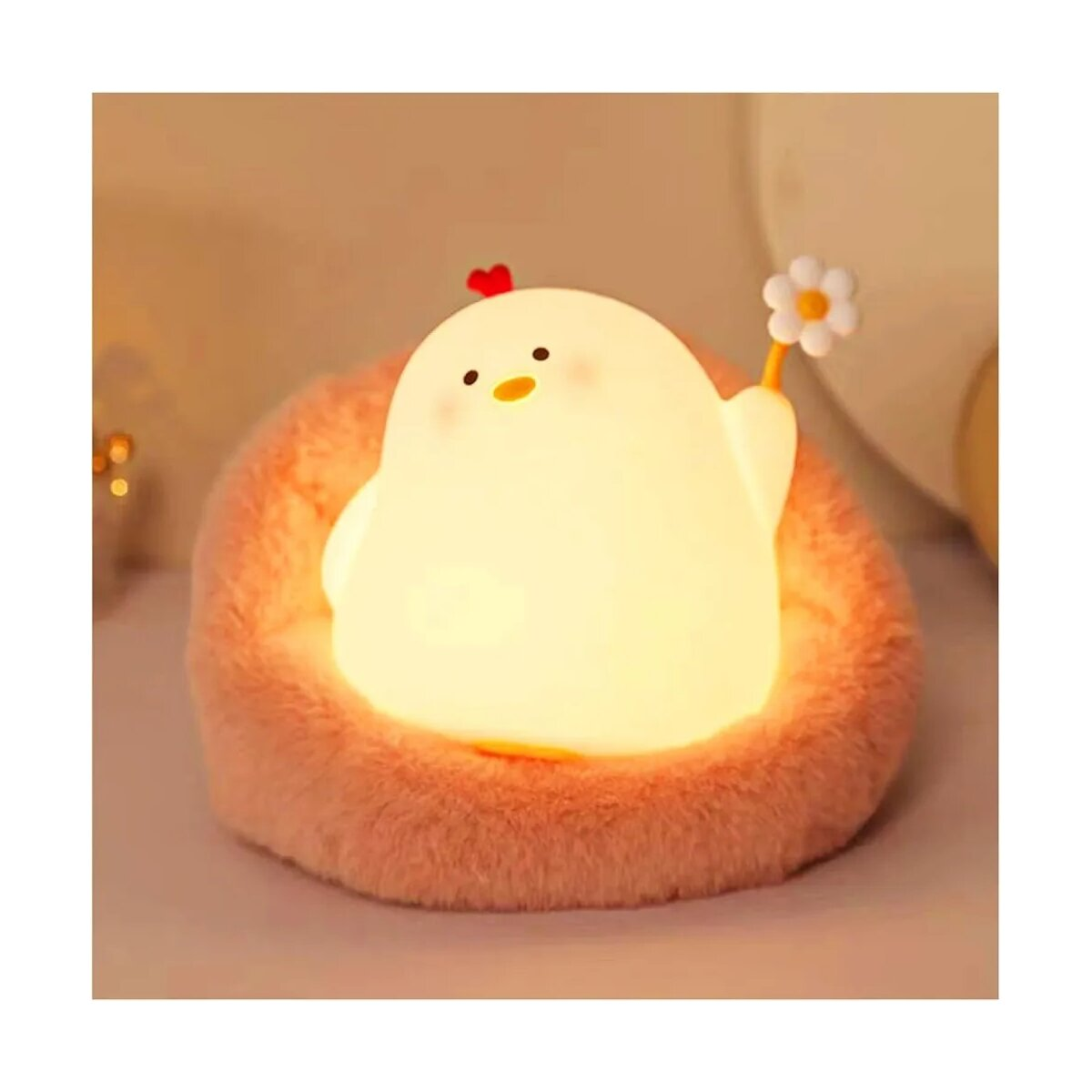 Eine Cartoon-Hühnerlampe in einem rosa, flauschigen Bett. Die Lampe leuchtet gelb und hat eine Blume.