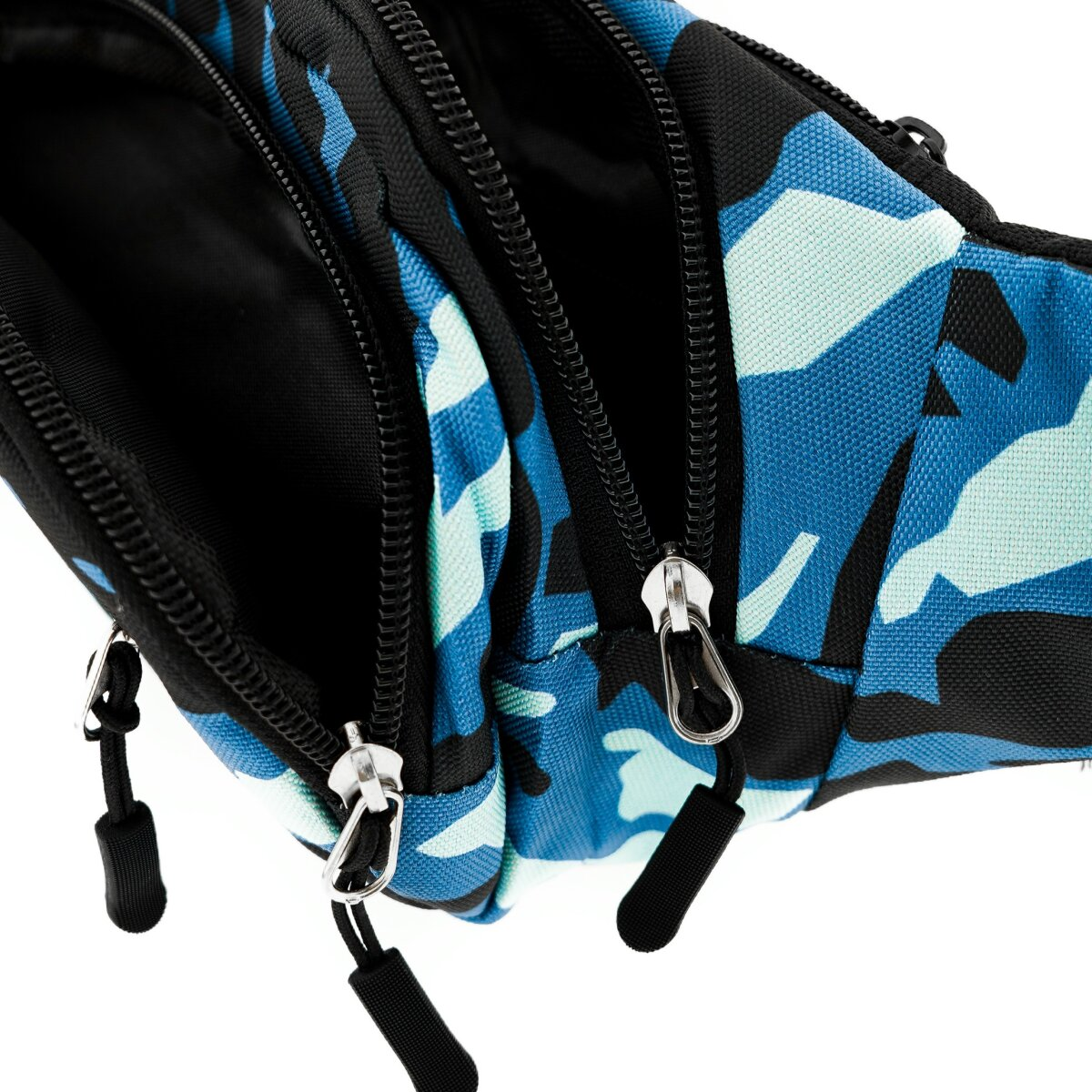Eine blaue Camouflage-Bauchtasche mit mehreren Reißverschlussfächern.