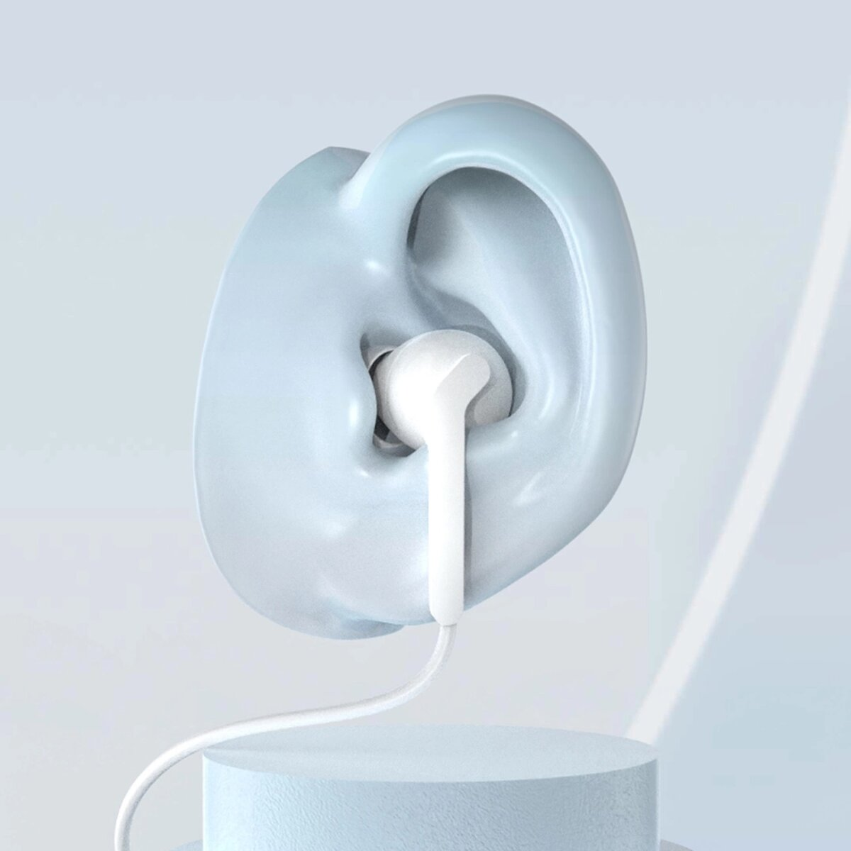 Słuchawka douszna wewnątrz jasnoniebieskiego odlewu ucha. Widoczna jest kolejna słuchawka. Białe tło.