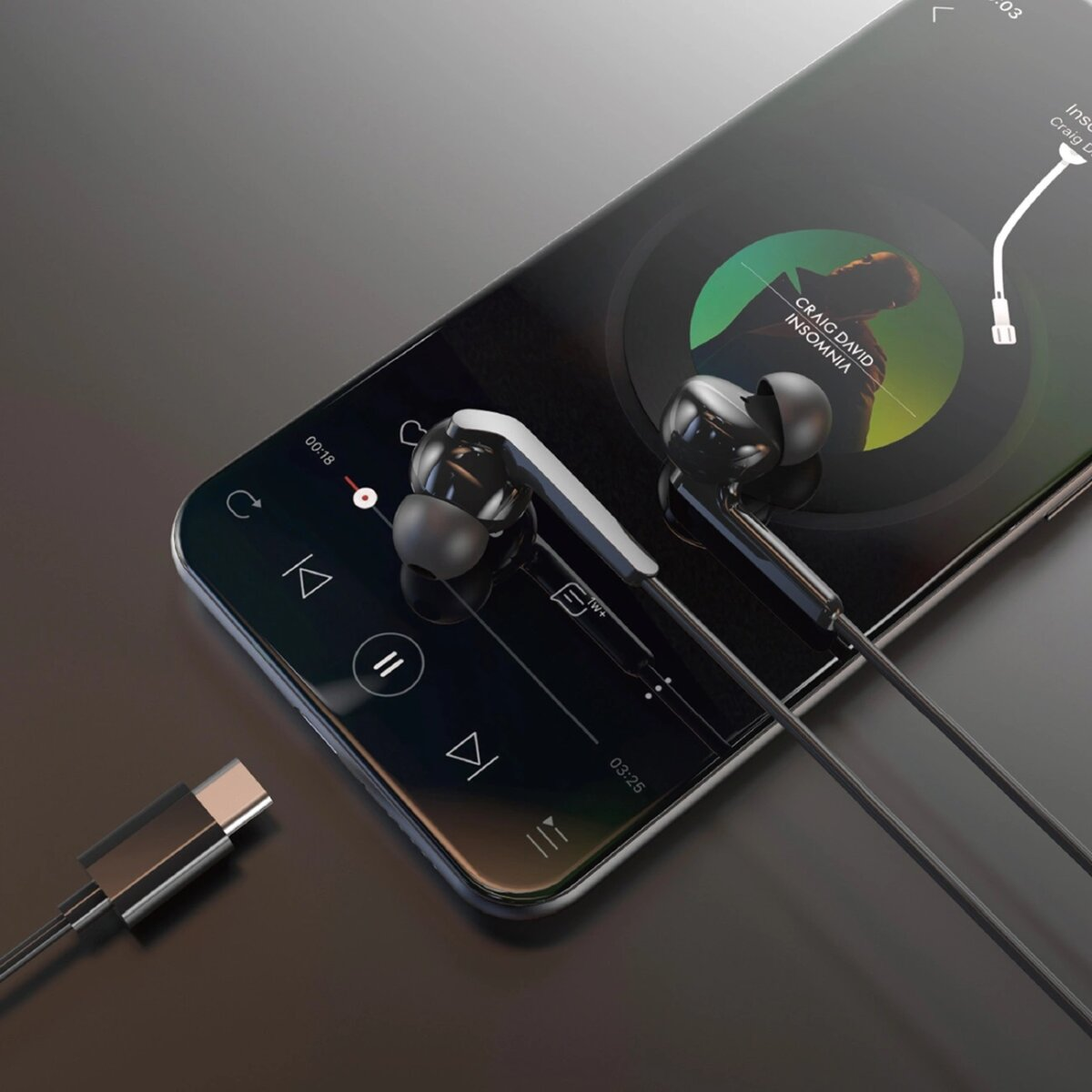 Auricolari collegati a uno smartphone che riproduce musica. È presente anche un cavo di ricarica.