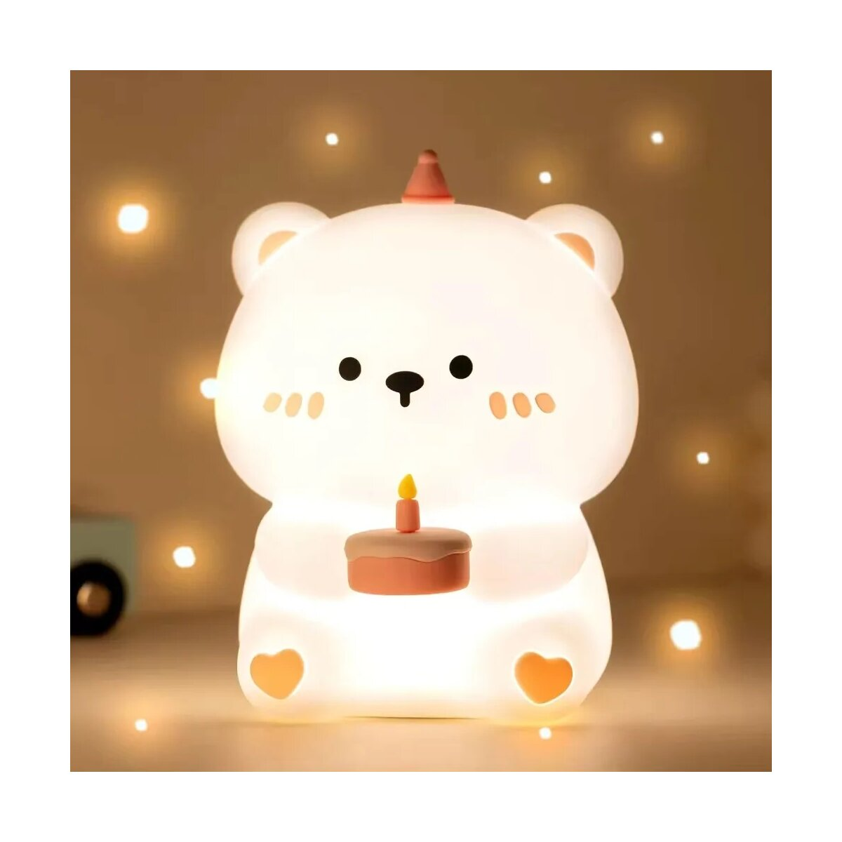 Eine Cartoon-Bärenlampe, die einen Kuchen mit einer Kerze hält, mit einem sanften Lichtschein.
