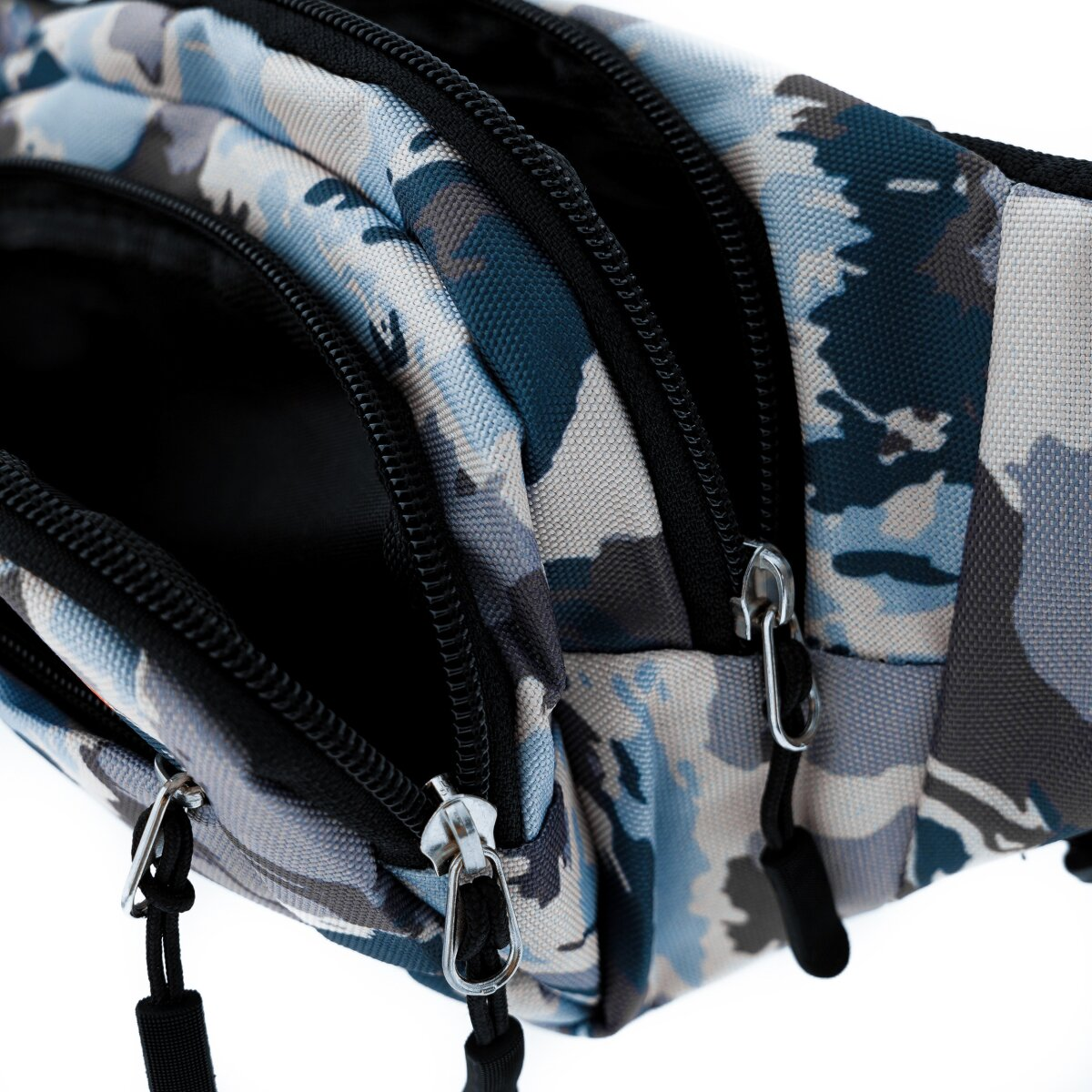 Tarnfarbene Bauchtasche mit mehreren Reißverschlussfächern.