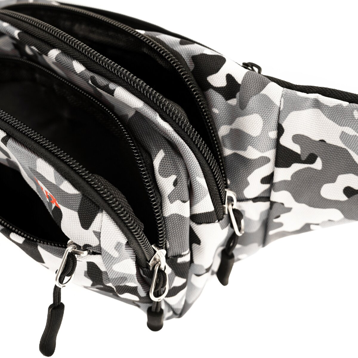 Tarnmuster-Bauchtasche mit mehreren Reißverschlussfächern. Farbschema: Schwarz, Weiß, Grau.