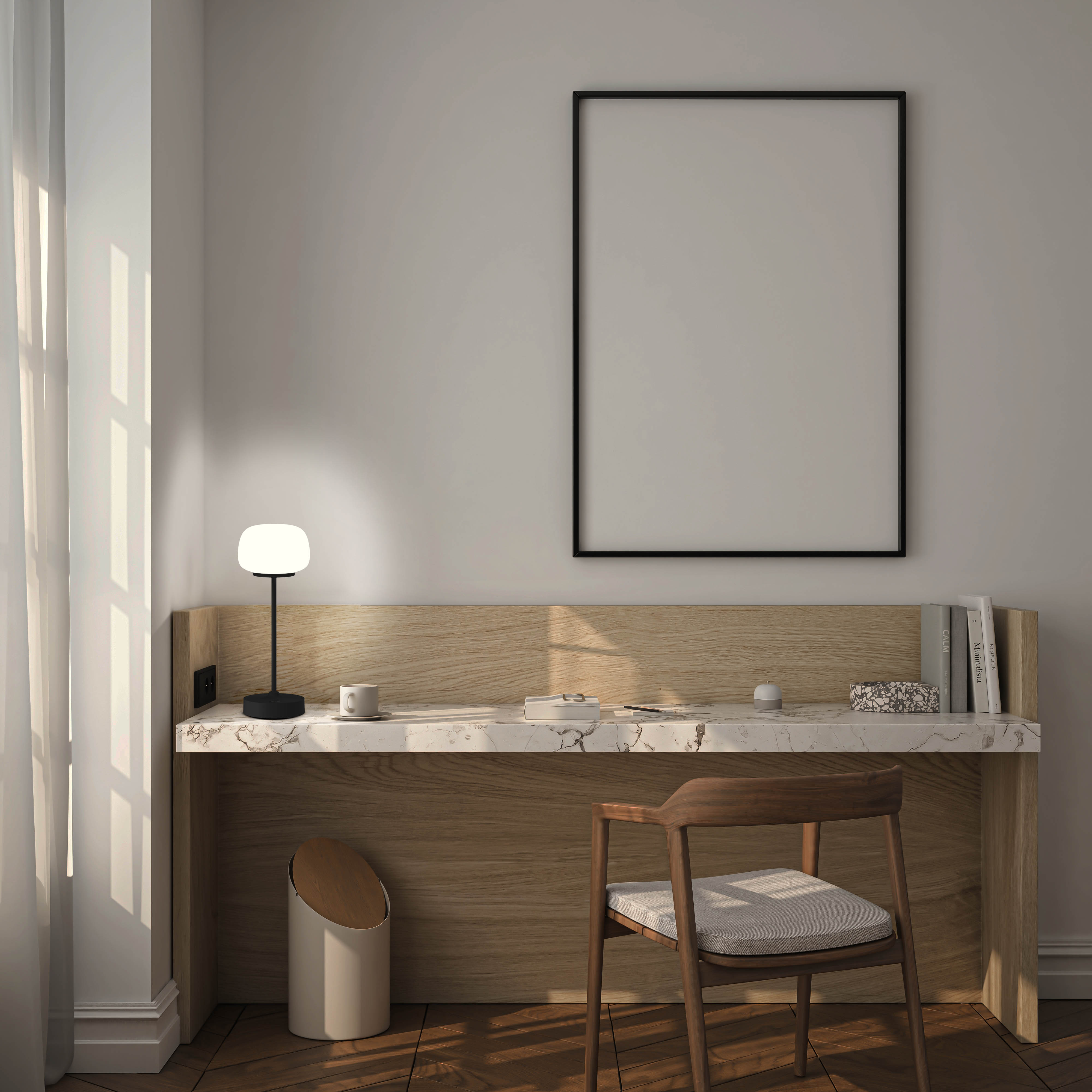 Schreibtisch mit Lampe, Stuhl und gerahmter Kunst. Fenster mit Vorhang links. Sauberes, modernes Interieur.