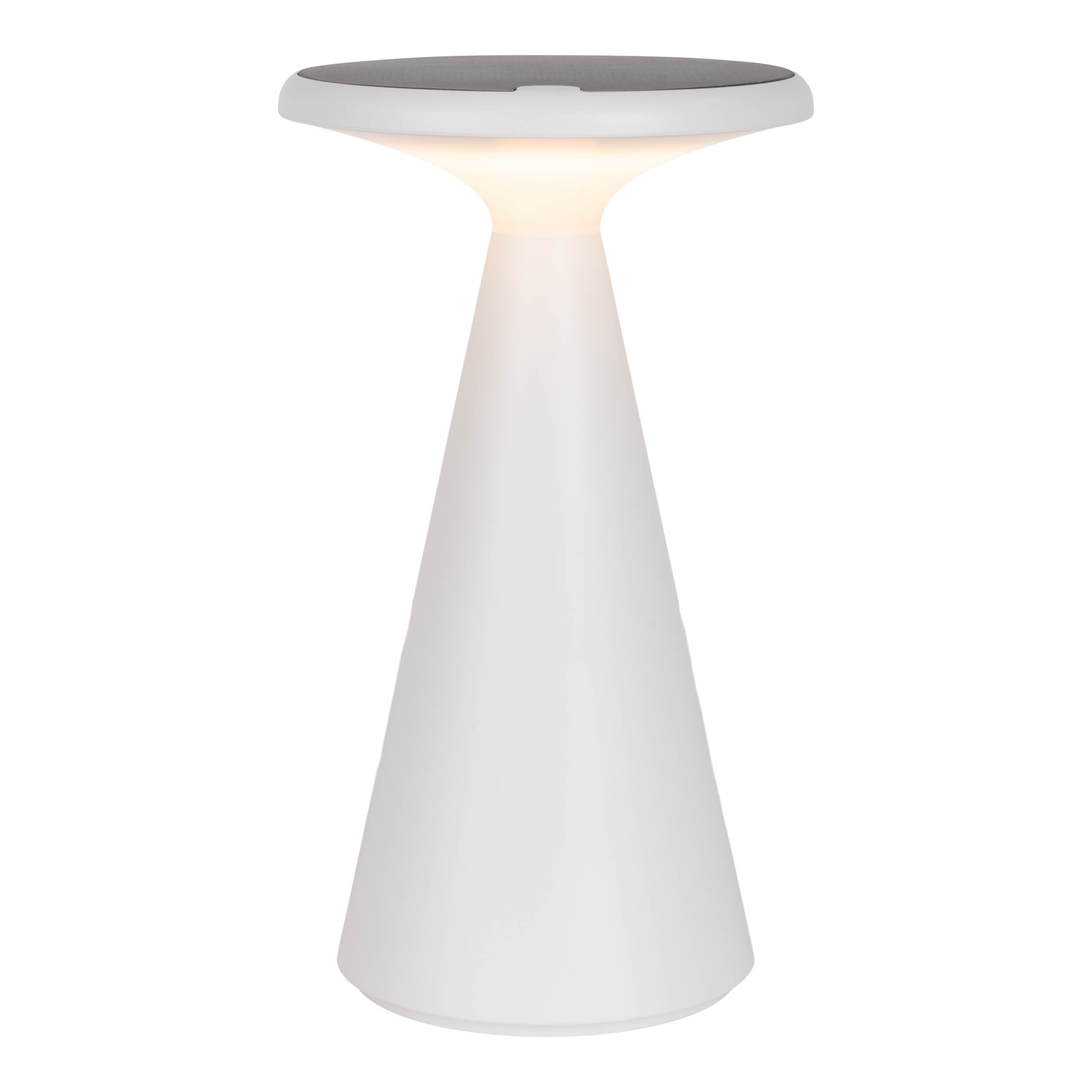 Weiße, konische Lampe mit flacher Oberseite, die Licht emittiert. Die Lampe steht vor weißem Hintergrund.