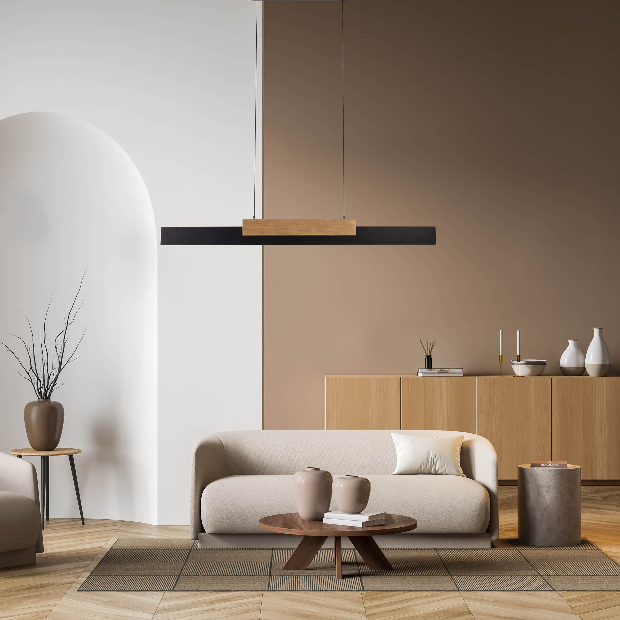 Wohnzimmerszene mit Sofa, Couchtisch und Pendelleuchte. Neutrale Farben.