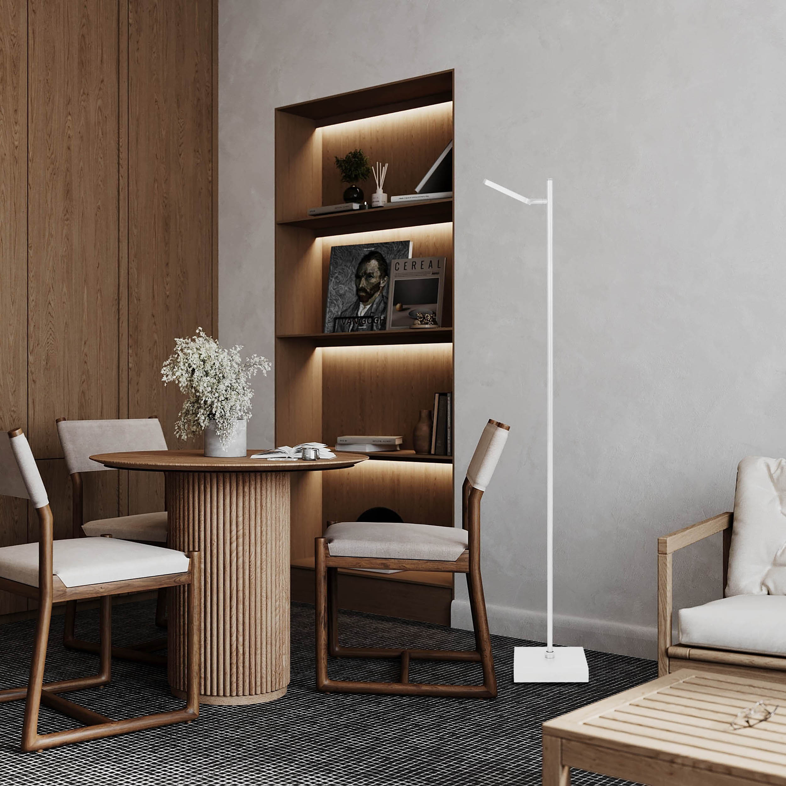 Ein Wohnzimmer mit Holzakzenten, einem runden Tisch, Stühlen, einer Stehlampe und einem neutralen Teppich.
