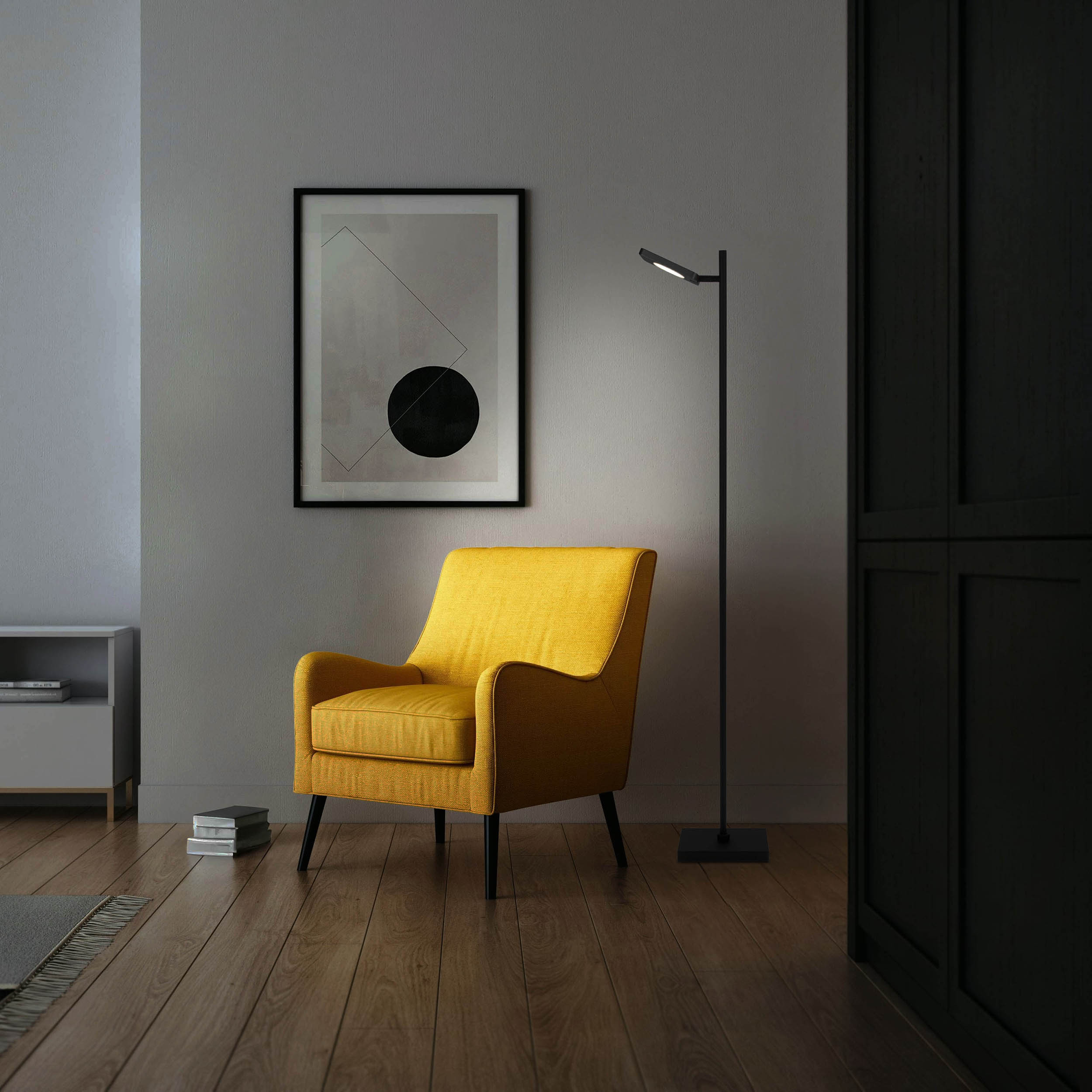 Ein gelber Sessel und eine Stehlampe neben einem gerahmten Kunstwerk in einem Raum mit Holzboden.