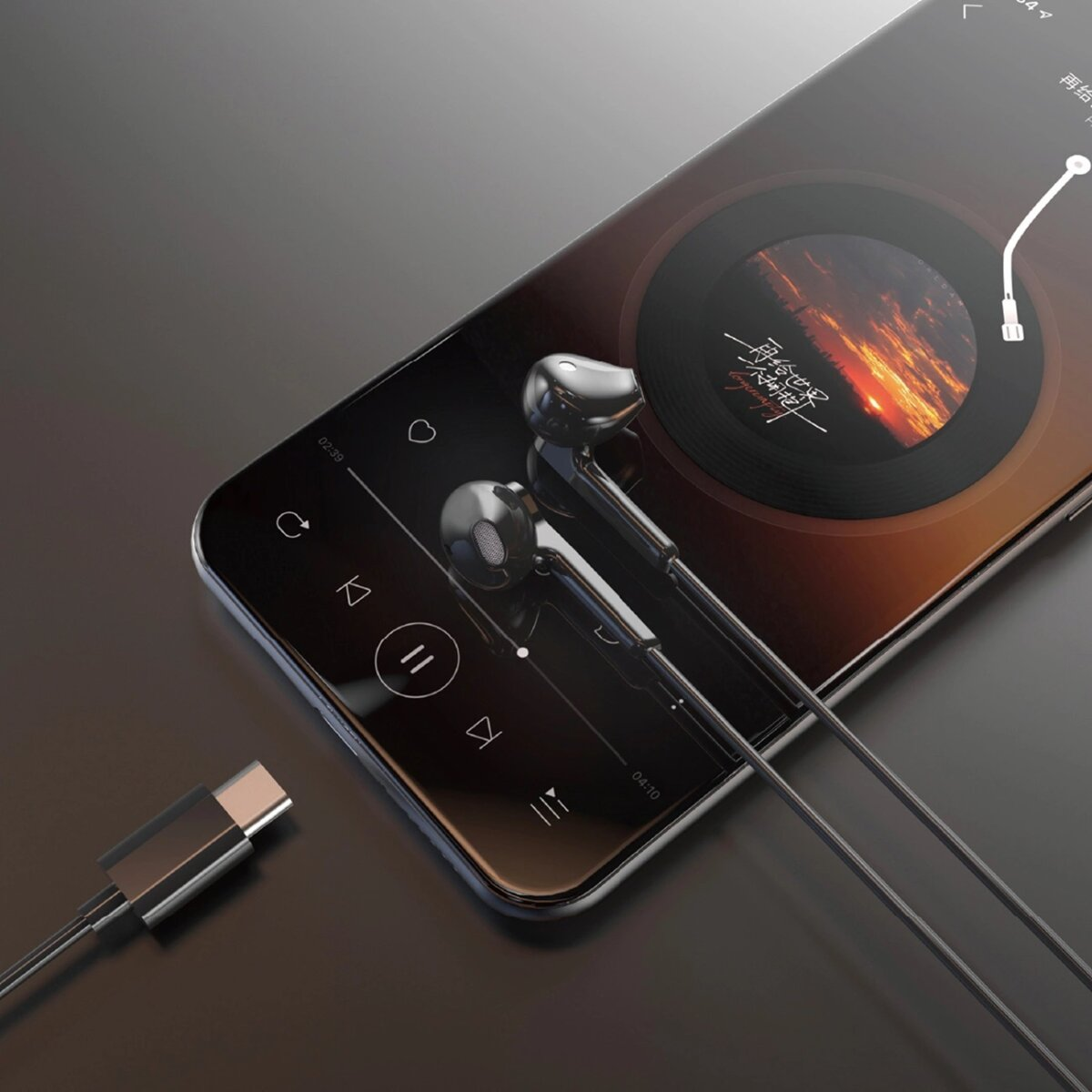 Auricolari neri con connettore USB-C, collegati a uno smartphone. Un'interfaccia musicale è visibile sullo schermo.