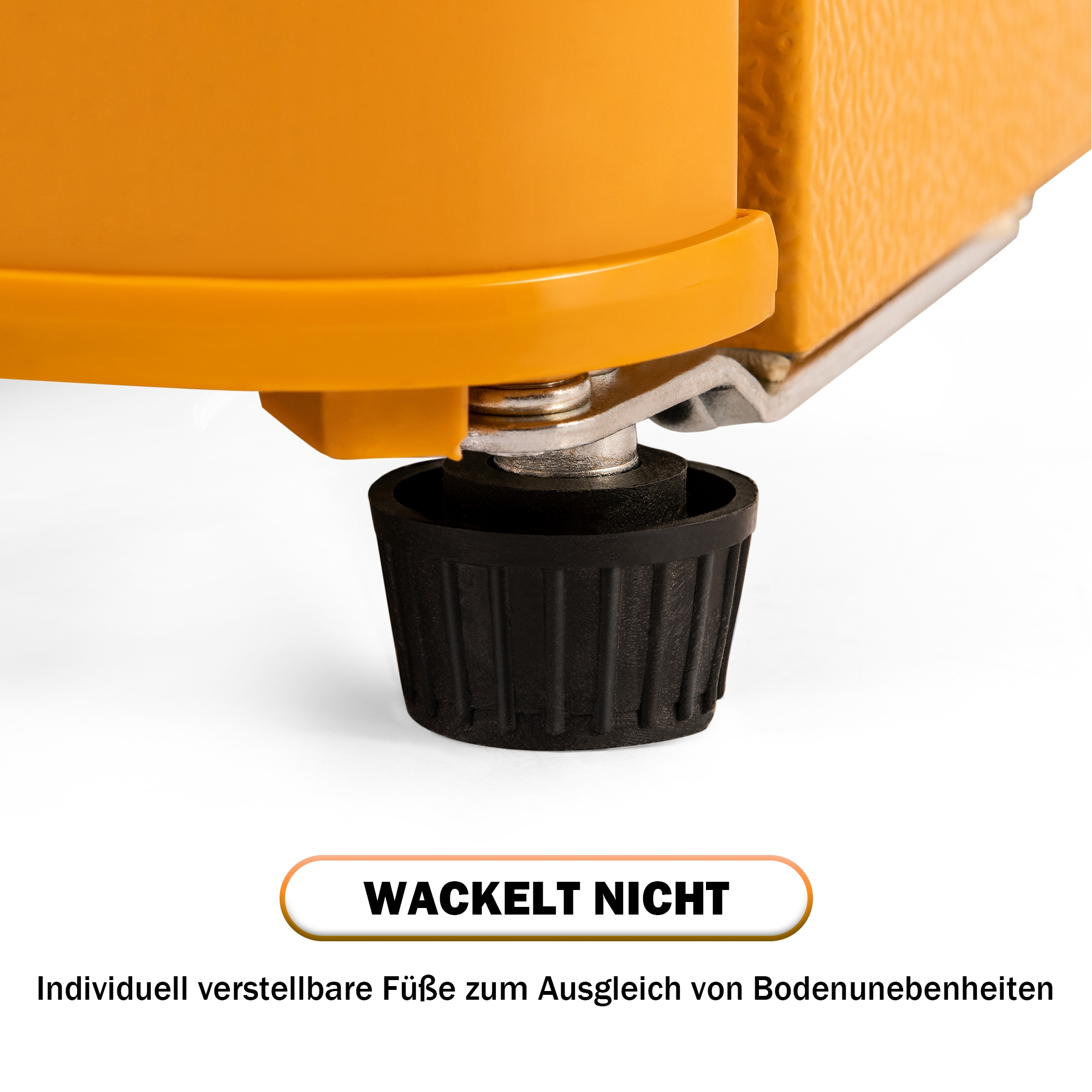 Ein schwarzer Fuß eines gelben Schranks, mit dem Text 'WACKELT NICHT'.
