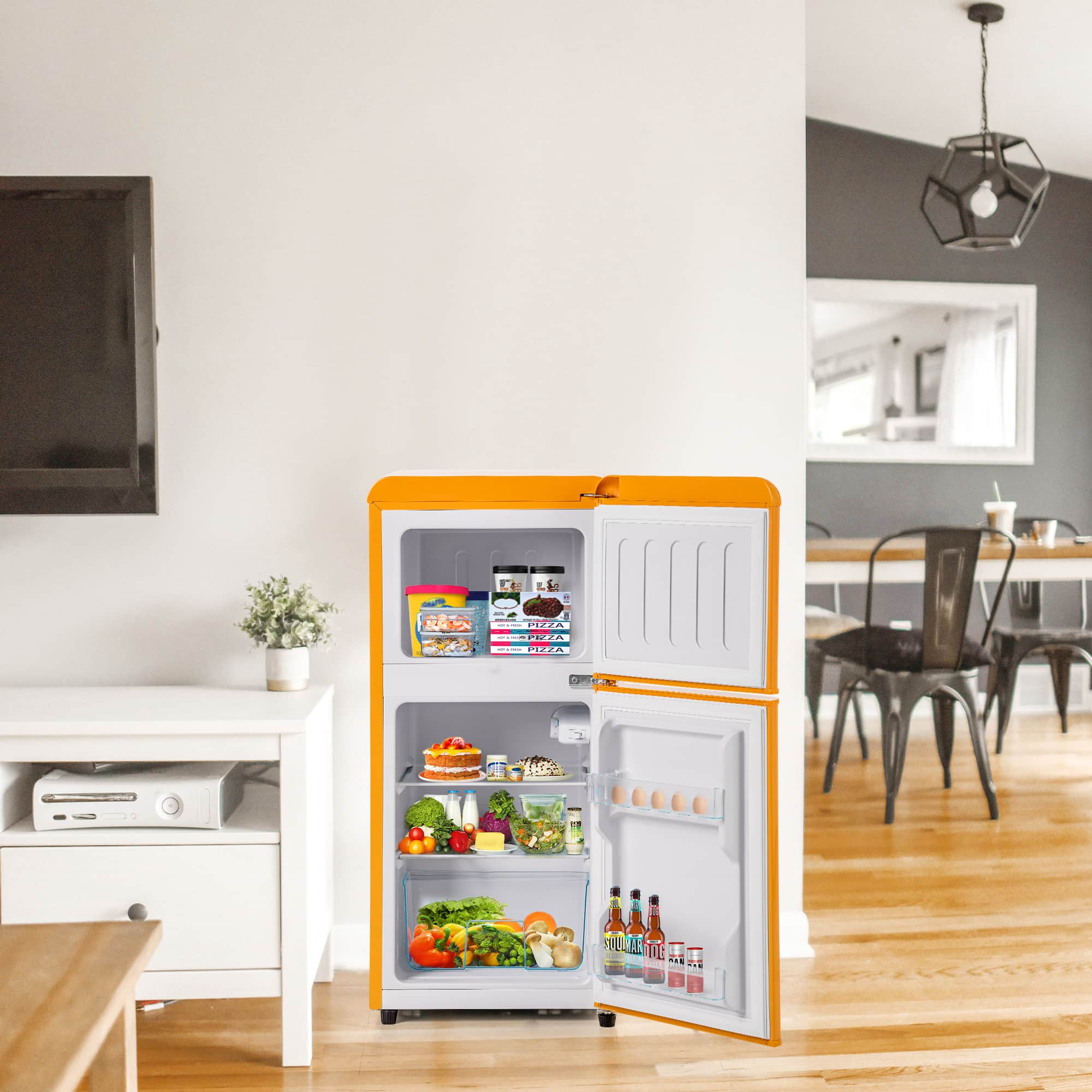 Ein orangefarbener Kühlschrank mit geöffneten Türen, die Lebensmittel im Inneren zeigen, in einem Wohnzimmer.